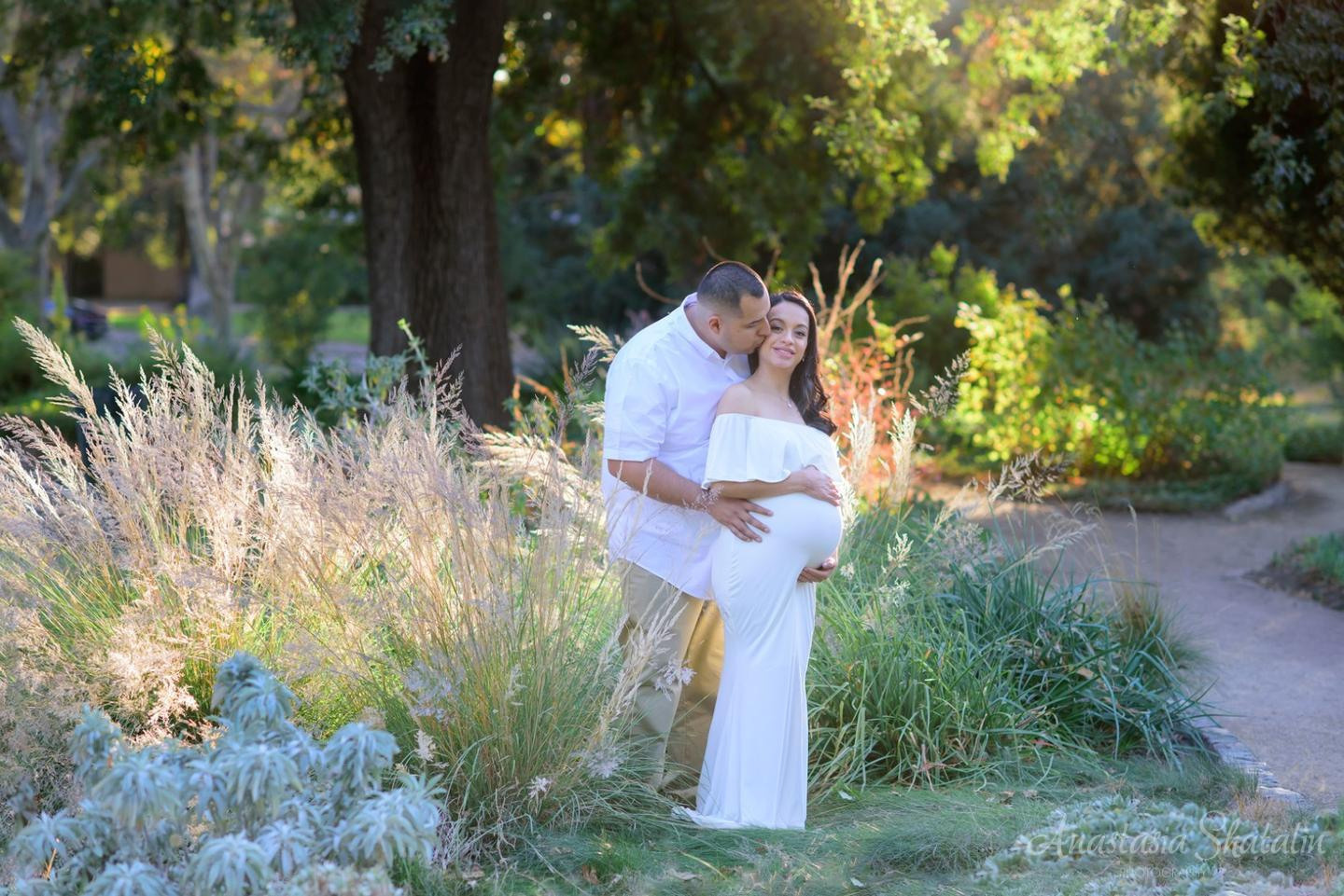 Pregnancy family photoshoot in Sacramento. Family photographer in Roseville, Rocklin, Folsom, Sacramento
