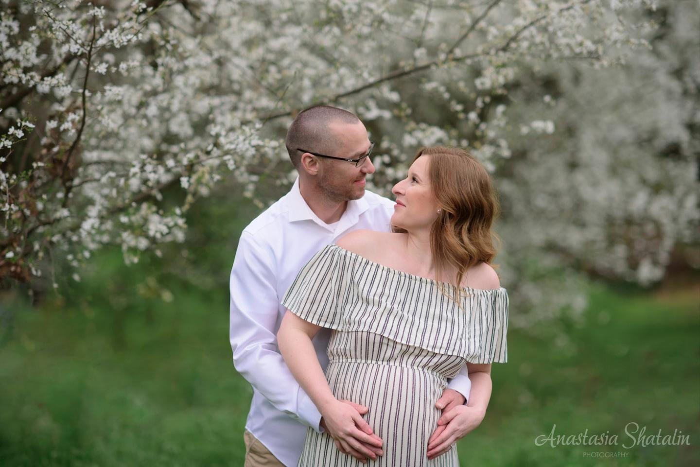 Maternity outdoor photography Carmichael, Fair oaks, Ranco Cordova. Family photographer in Roseville, Rocklin, Folsom, Sacramento