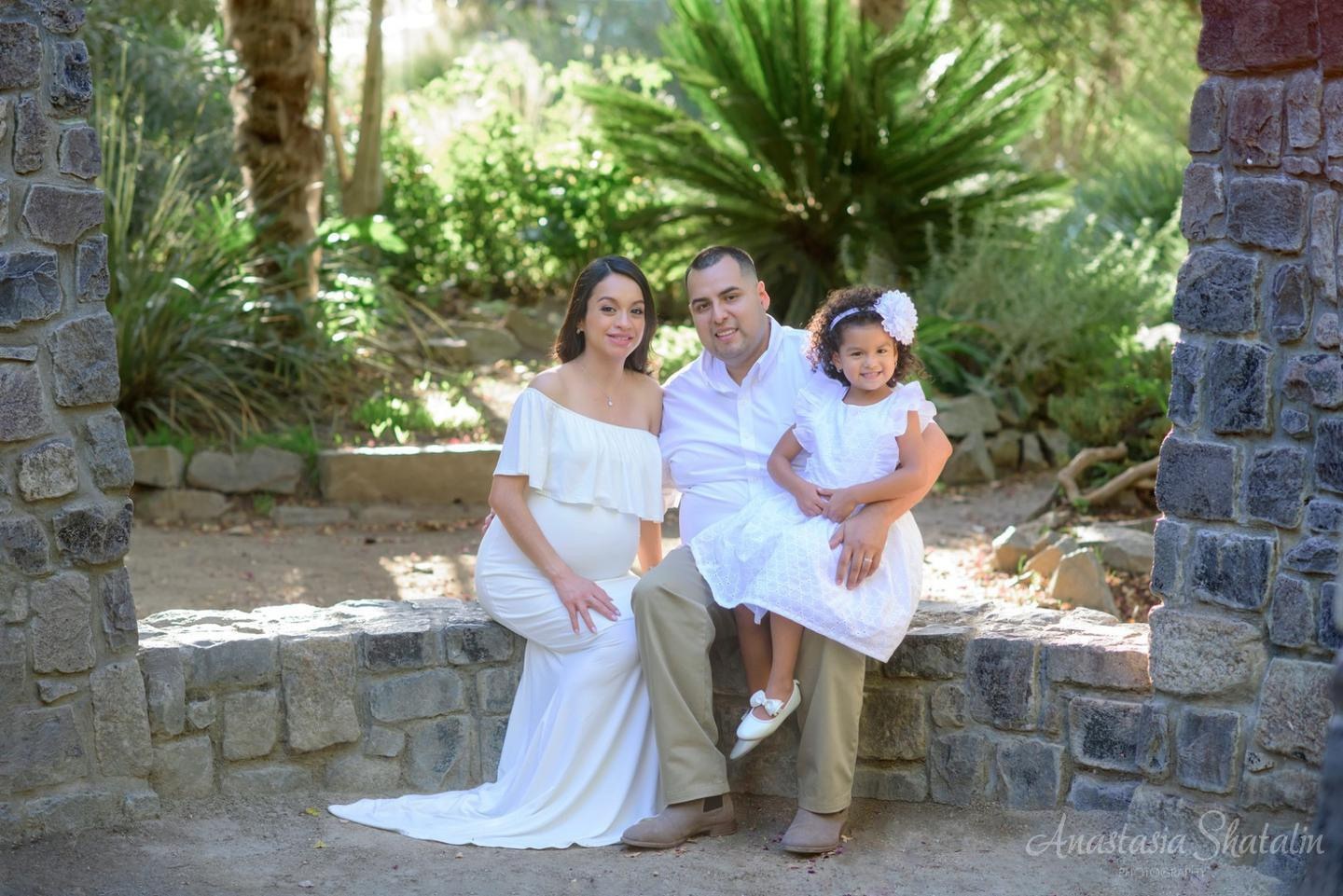 Pregnancy family photoshoot in Sacramento. Family photographer in Roseville, Rocklin, Folsom, Sacramento