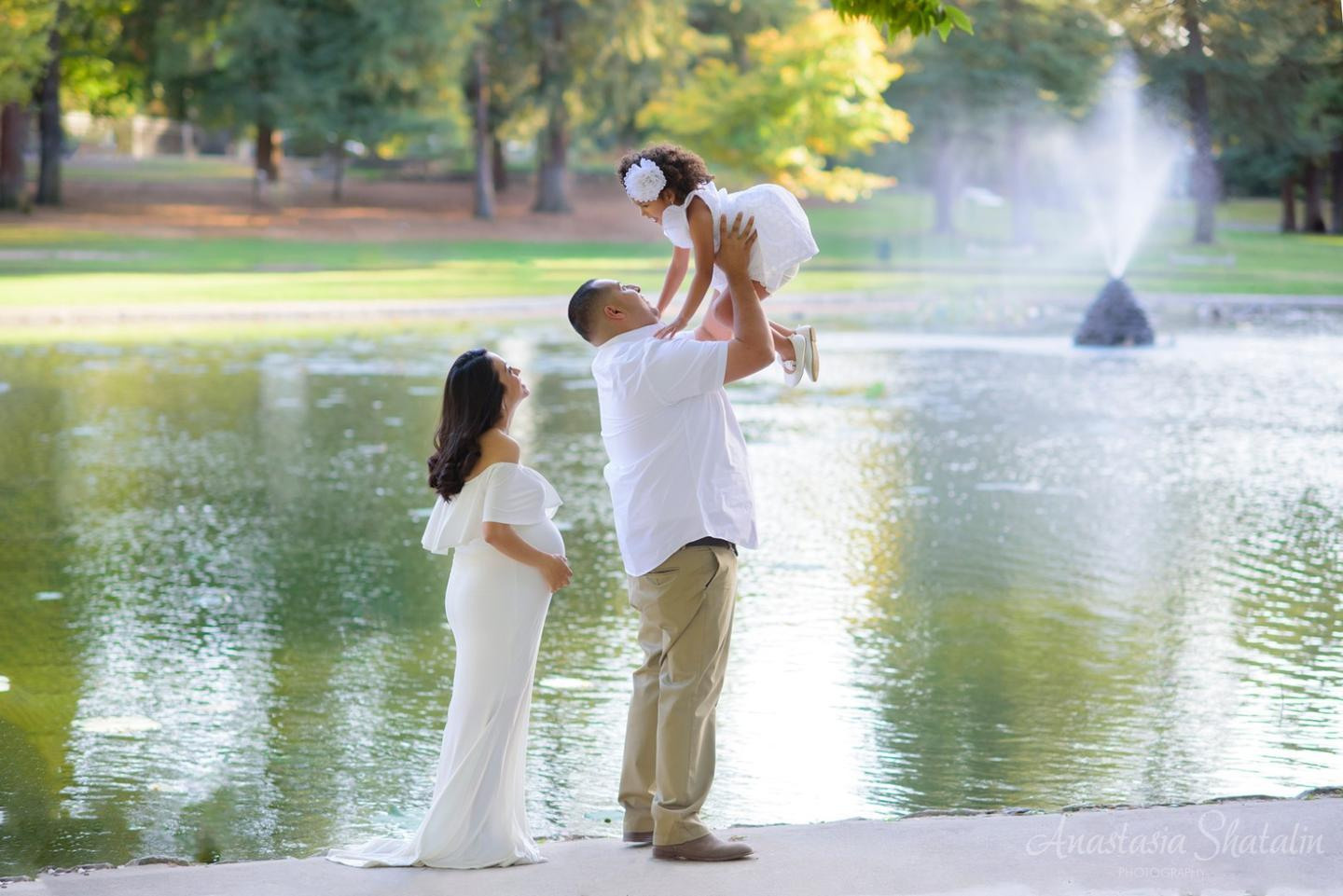 Pregnancy family photoshoot in Sacramento. Family photographer in Roseville, Rocklin, Folsom, Sacramento