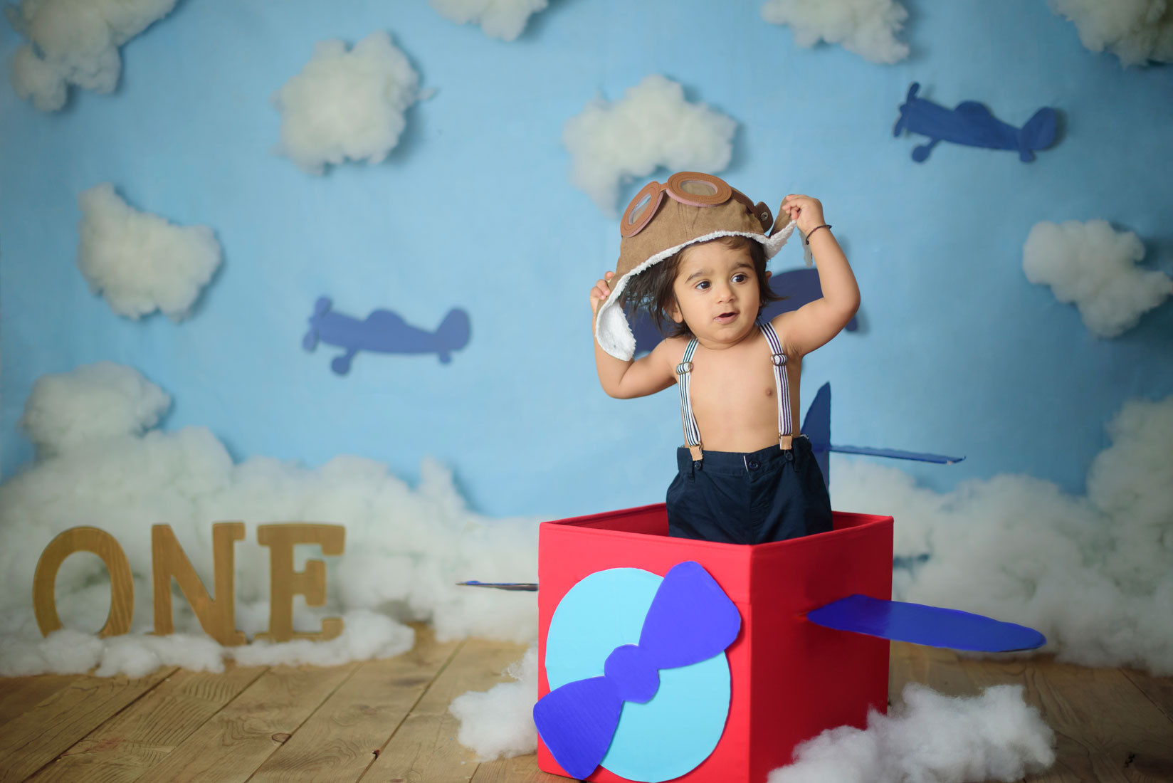 Vintage airplane cake smash session created by Rocklin photographer. Family photographer in Roseville, Rocklin, Folsom, Sacramento