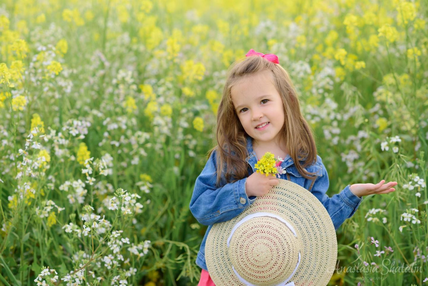 Photo shoot in the field with yellow flowers in Sacramento area. Family photographer in Roseville, Rocklin, Folsom, Sacramento