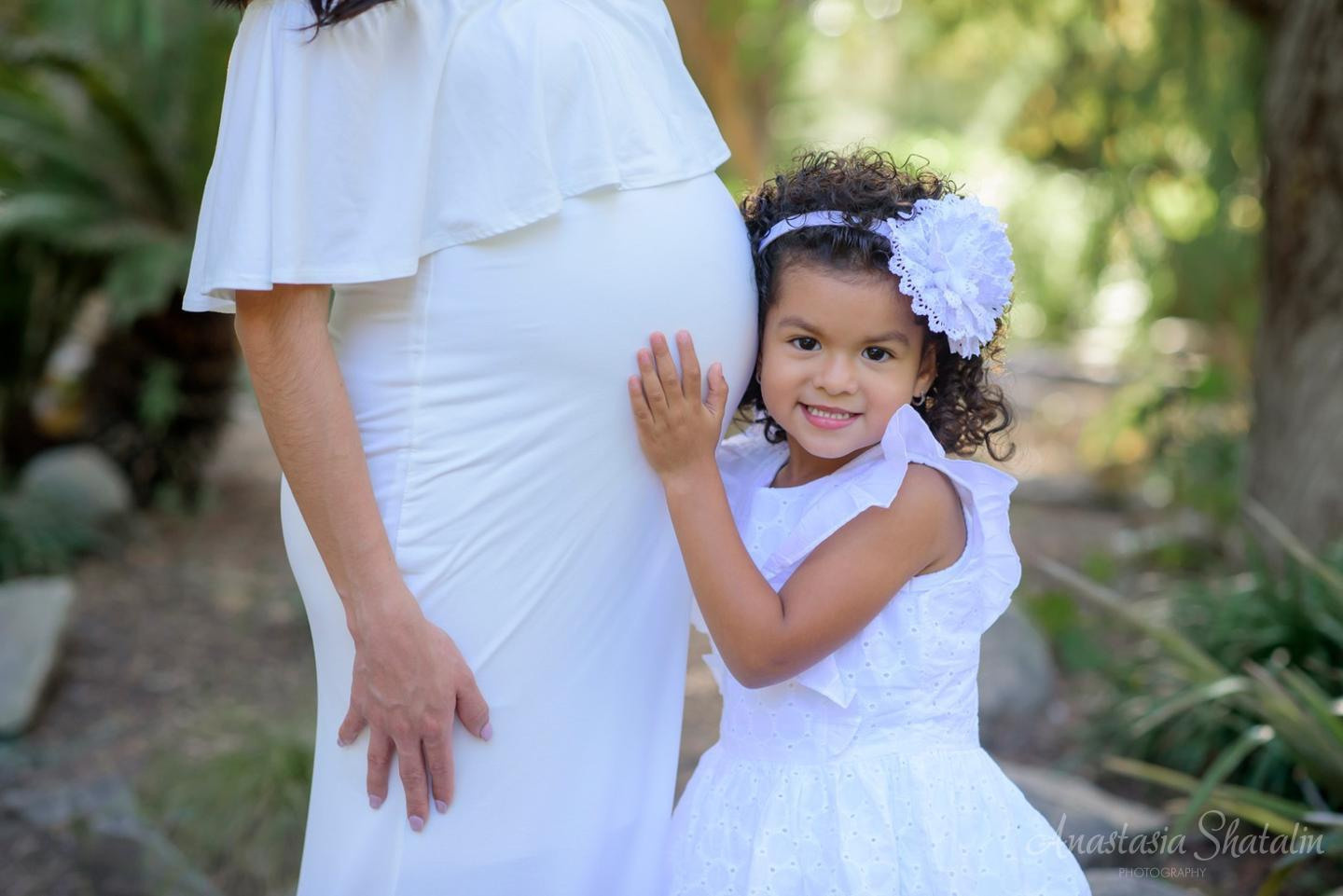 Pregnancy family photoshoot in Sacramento. Family photographer in Roseville, Rocklin, Folsom, Sacramento