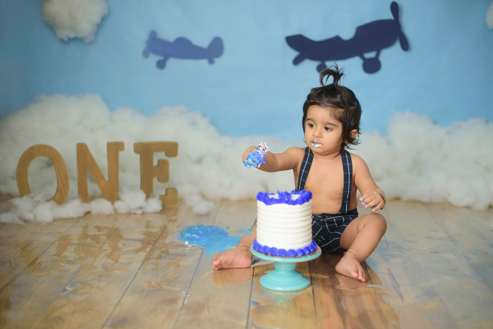 Vintage airplane cake smash session created by Rocklin photographer. Family photographer in Roseville, Rocklin, Folsom, Sacramento