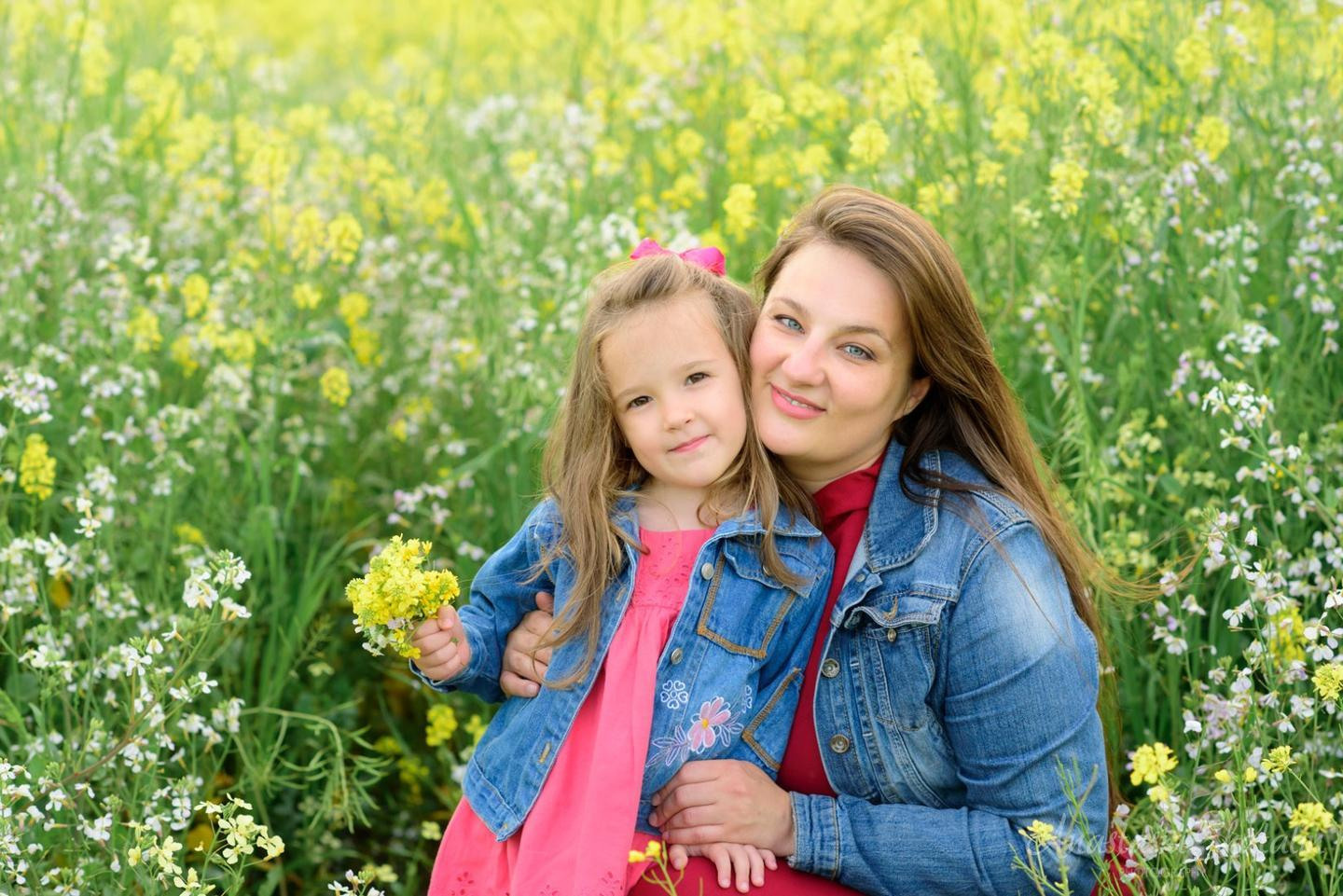 Photo shoot in the field with yellow flowers in Sacramento area. Family photographer in Roseville, Rocklin, Folsom, Sacramento