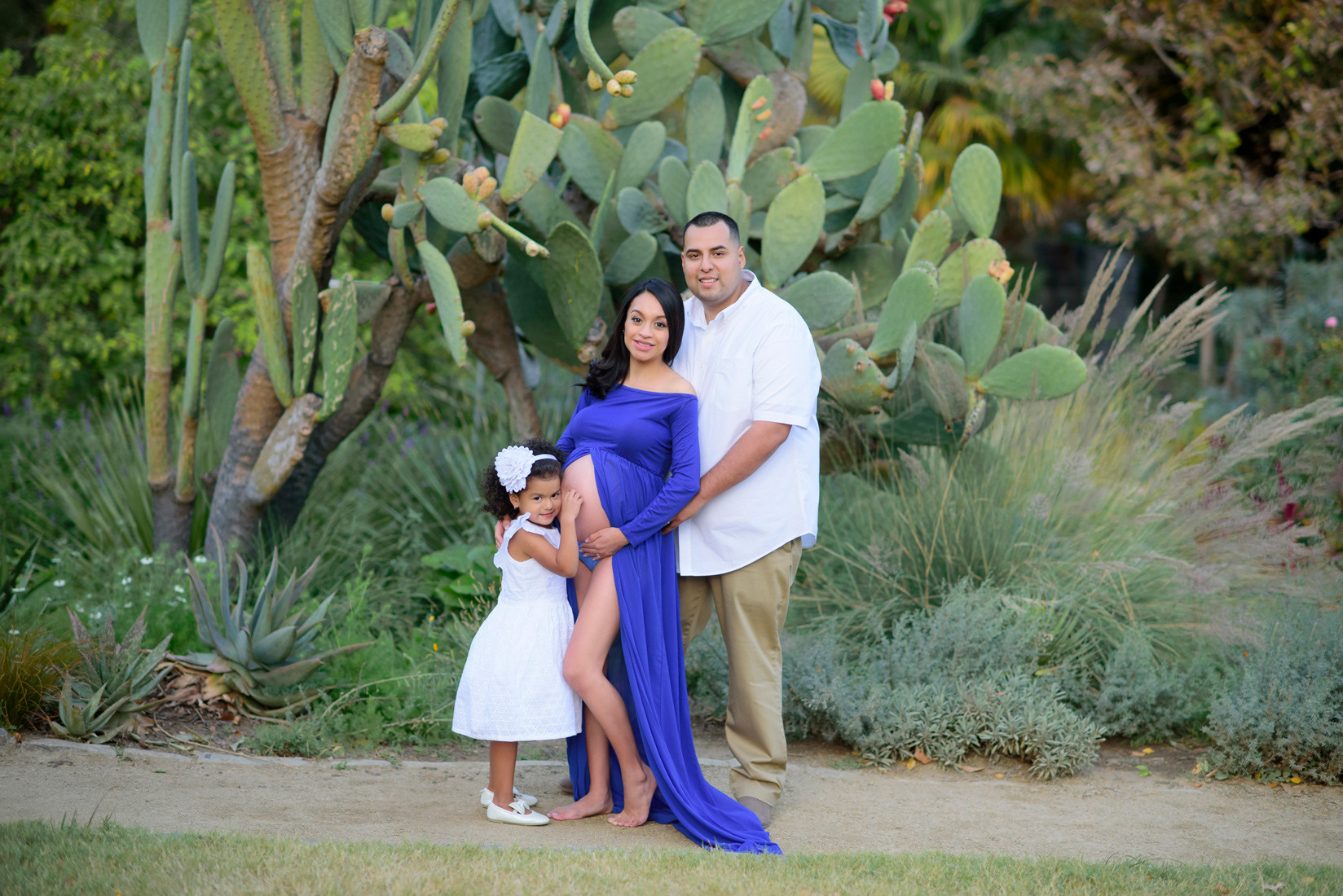 Pregnancy family photoshoot in Sacramento. Family photographer in Roseville, Rocklin, Folsom, Sacramento
