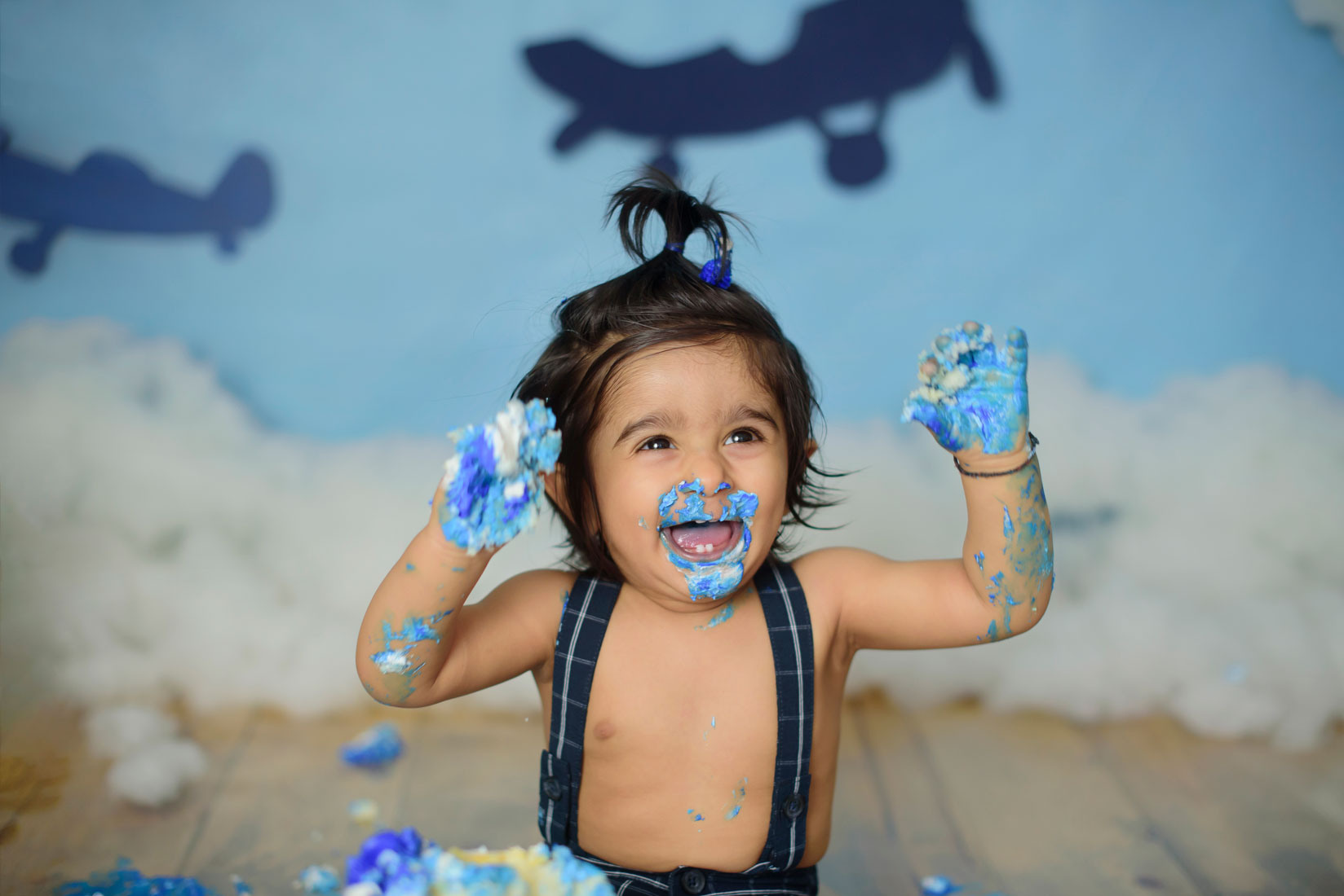 Vintage airplane cake smash session created by Rocklin photographer. Family photographer in Roseville, Rocklin, Folsom, Sacramento