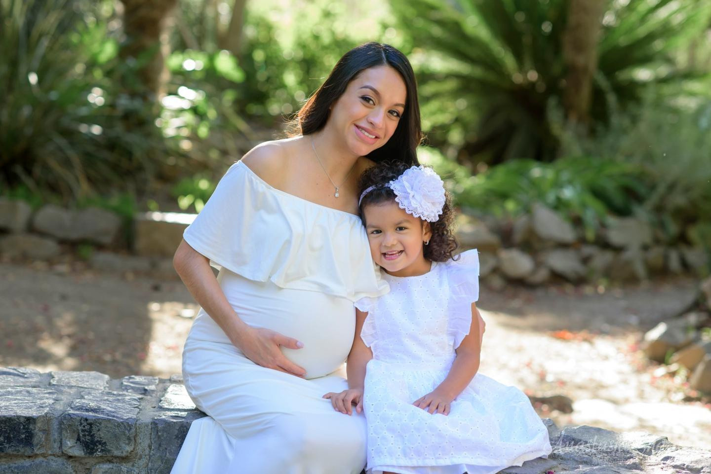 Pregnancy family photoshoot in Sacramento. Family photographer in Roseville, Rocklin, Folsom, Sacramento