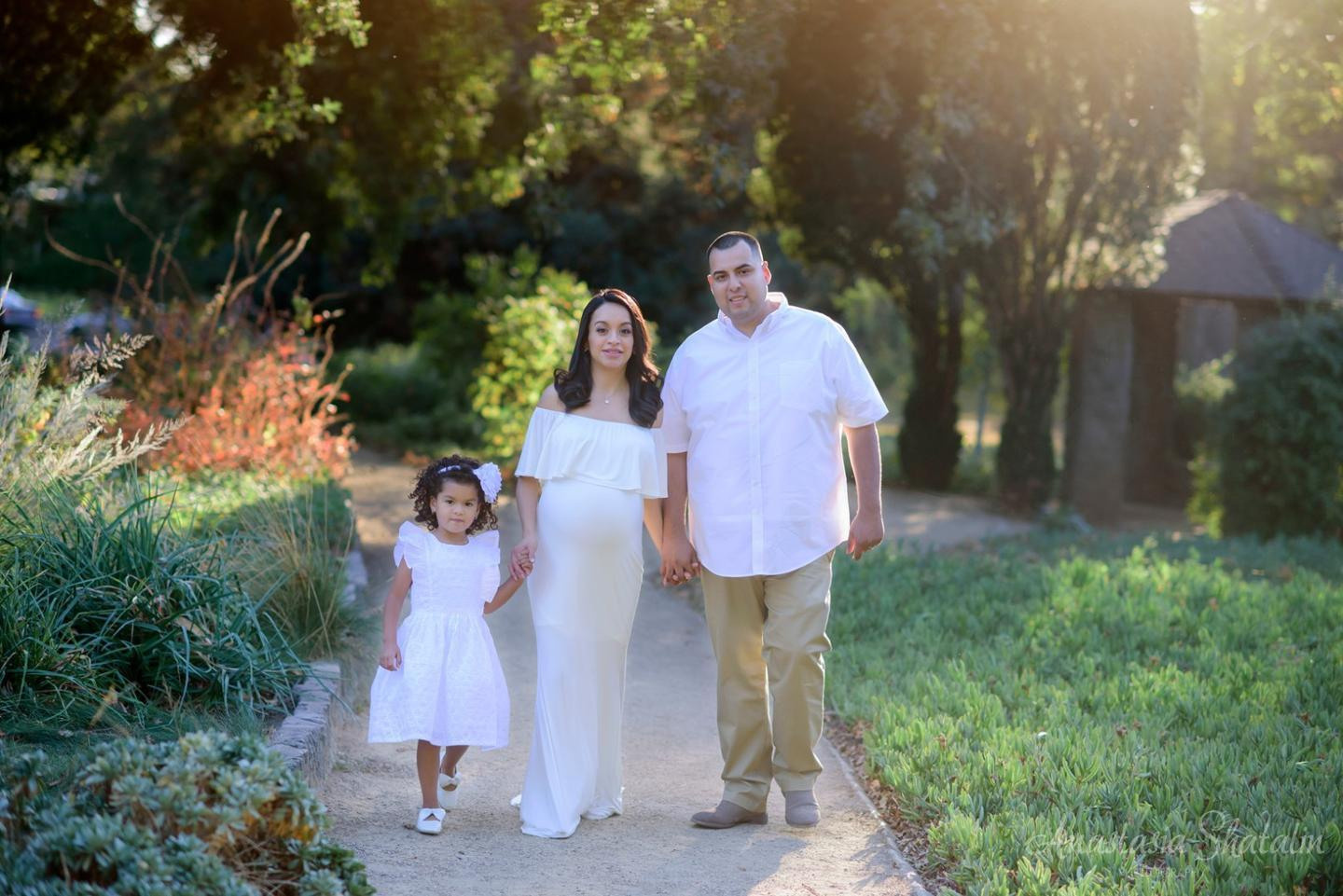 Pregnancy family photoshoot in Sacramento. Family photographer in Roseville, Rocklin, Folsom, Sacramento