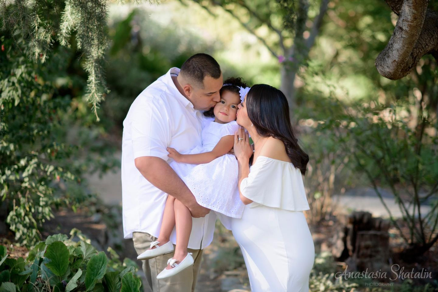 Pregnancy family photoshoot in Sacramento. Family photographer in Roseville, Rocklin, Folsom, Sacramento