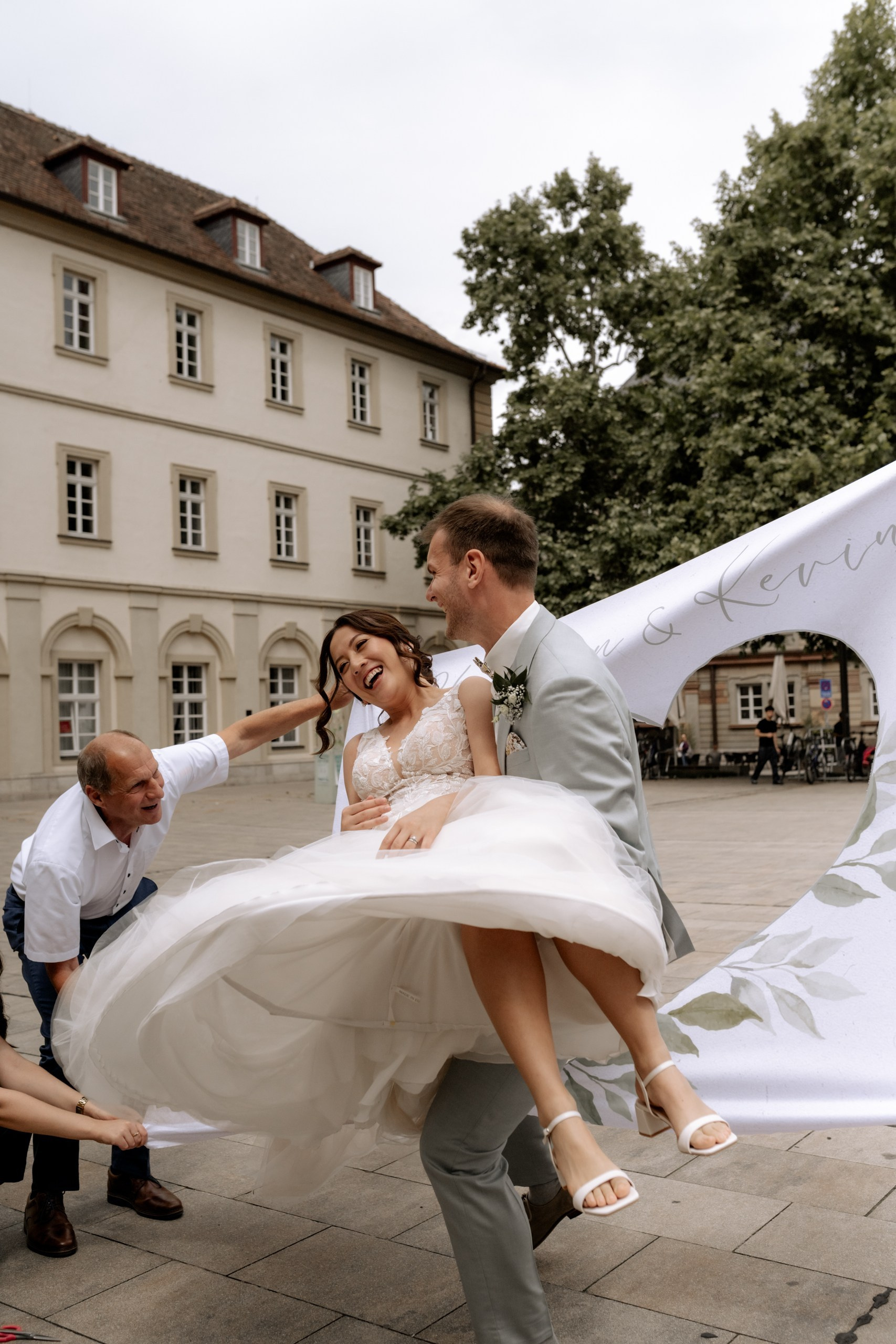 Chom & Kevin | Romantische Hochzeitsbilder in Würzburg – Hochzeitsfotografin Anna Saribekyan. Anna Saribekyan – Beste Hochzeitsfotografin in Würzburg, Top 10 in Deutschland