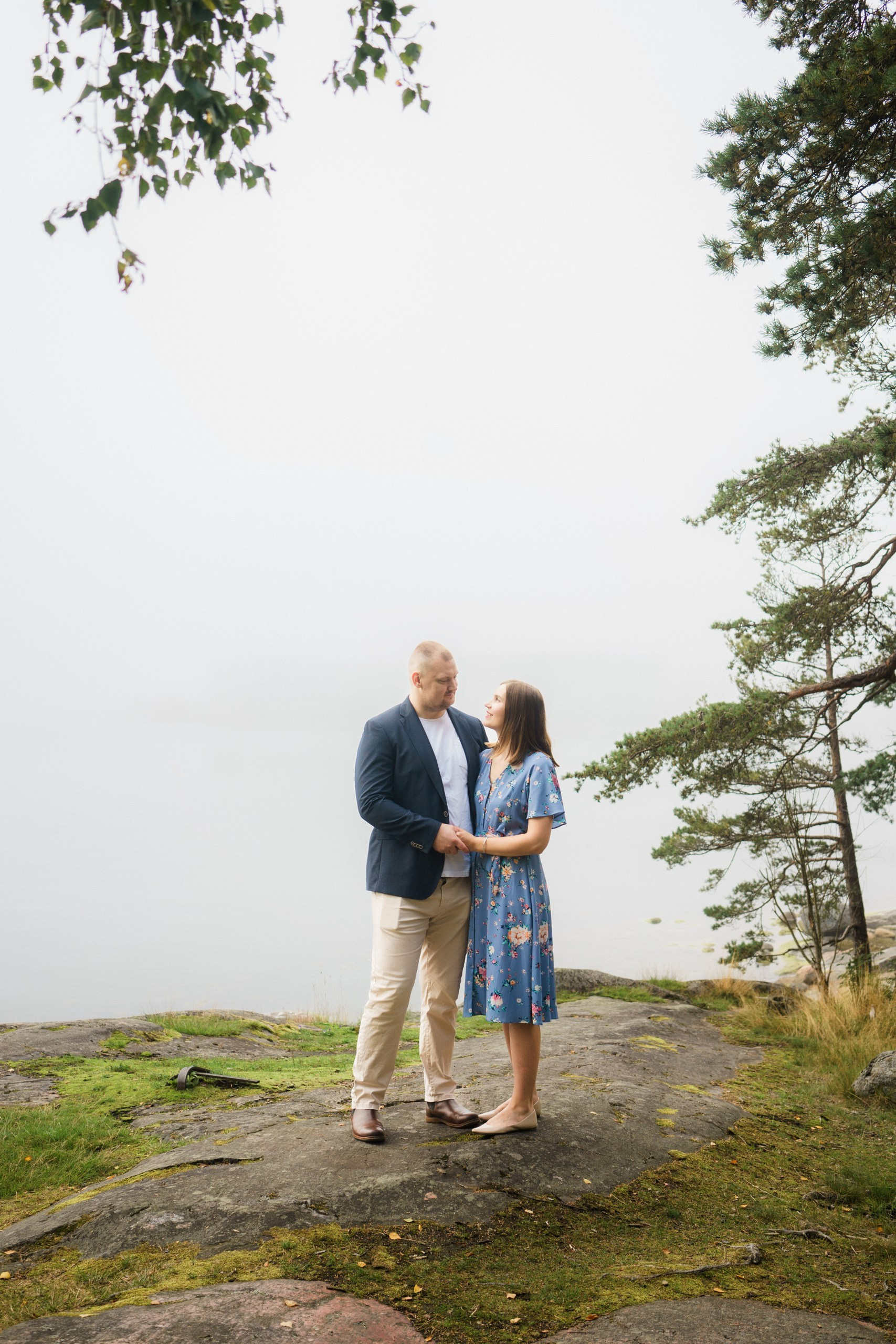 Perhekuvaus sumuisella säällä Tullisaaressa