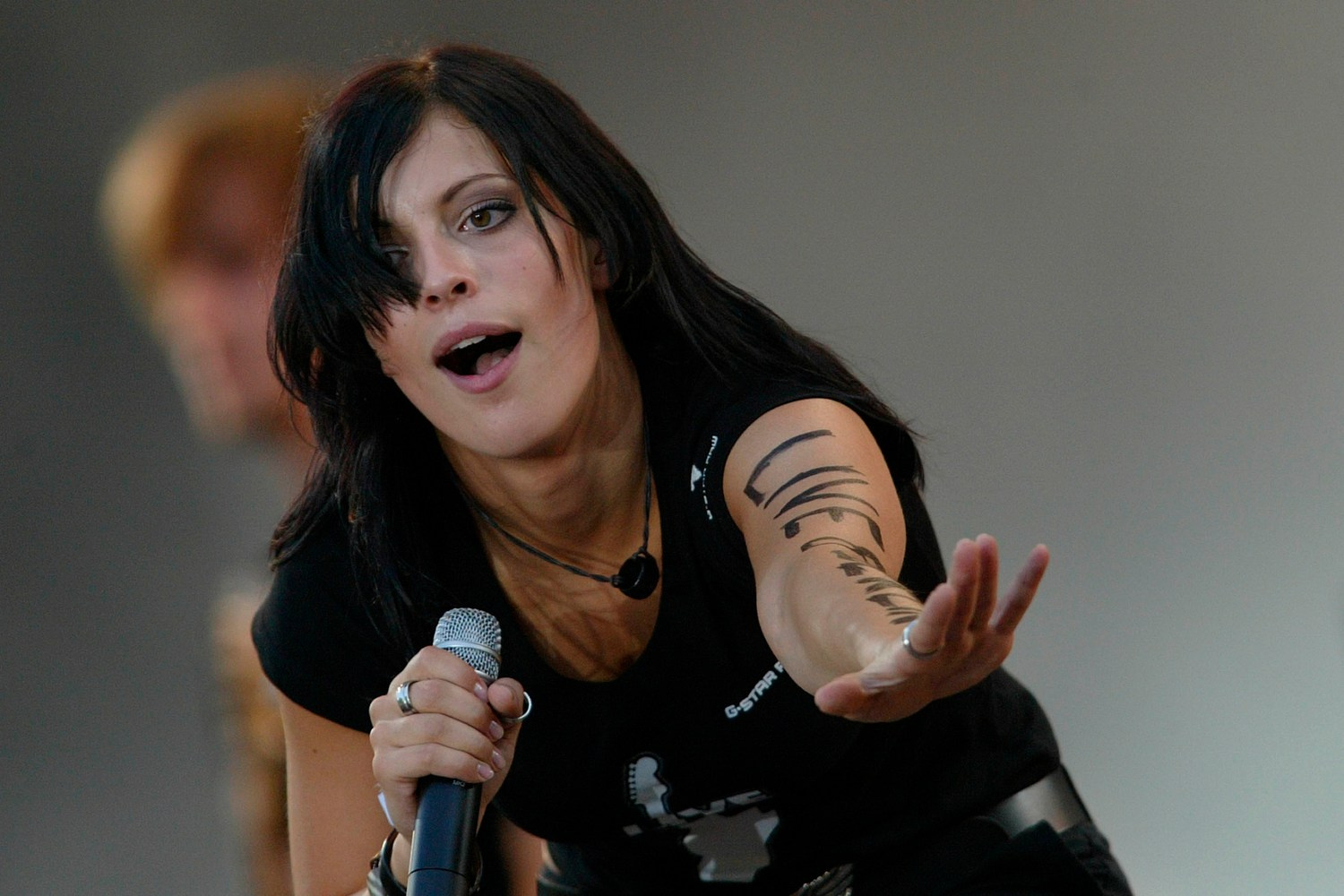 Stefanie Kloss rallies the 10,000-strong crowd with an electrifying performance.