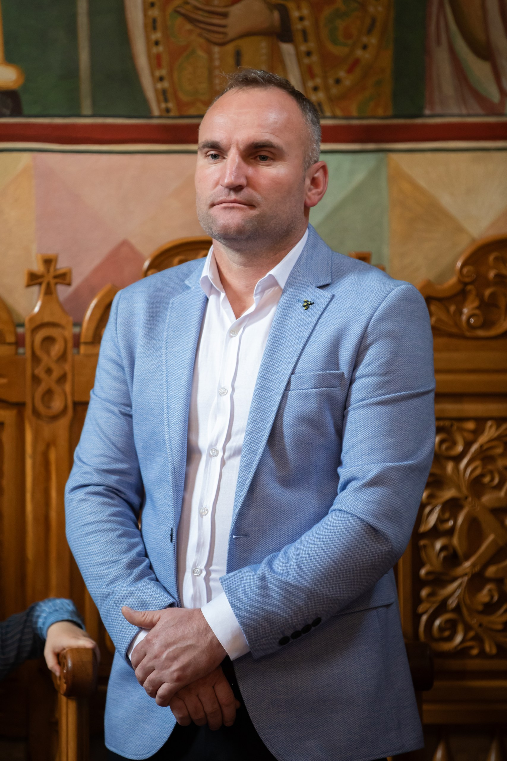 fotograf botez , fotografie botez Botoșani, fotograf Alin Chirilă, amintiri botez, fotografii botez, botez Miruna Parascheva, fotograf copii, fotografie botez în Botoșani-alt="botez , fotografie botez Alin Chirilă, amintiri botez, fotografii emoționante botez Botoșani"-- fotografii-botez-bebelus- amintiri-botez-micuț- moment-sfânt-crestinare- fotografie-emotionanta-botez- detalii-botez-bebelusi- parinti-fericiti-la-botez- fotograf-botez-profesionist- botez-in-biserica-ortodoxa- micuț-botezat-cu-emoție- zâmbete-și-lacrimi-la-botez- bebeluș-la-cristelniță- decor-botez-colorat- botez-cu-dragoste-și-credință- emotie-pura-la-botez- fotograf-botez-botosani- botez-iasi-suceava-fotograf- amintiri-nepretuite-botez-- Preotul ținându-l pe micuțul Mathias Gabriel la botez, în biserica Înălțarea Domnului, Copălău - Detalii de la botezul lui Mathias – lumânare, trusou și icoană - Familia lui Mathias Gabriel alături de micuț, în ziua botezului - Portret emoționant cu mama și bebelușul în brațe, în biserică,fotograf profesionist evenimente Botoșani, Iași, Suceava, Fălticeni, Bacău, Pașcani, Roman - AlinoFotoStudio by Alin Chirilă - servicii foto nuntă, botez, cununie, ședințe foto creative, albume personalizate, fotografii emoționante și calitative pentru cele mai importante momente din viață,fotograf nuntă Botoșani Alin Chirilă, ședință foto botez Iași - AlinoFotoStudio, servicii fotograf profesionist evenimente Suceava, fotograf cununie civilă Fălticeni - Alin Chirilă, album foto nuntă personalizat Bacău.“Bebeluș botezat în biserică, ținut în brațe de nași” • “Detaliu cu lumânarea de botez decorată cu flori albe” • “Părinți emoționați alături de copilul lor la ceremonia de botez” • “Masa festivă de botez cu decor tematic și tort personalizat” • “Momentul în care preotul toarnă apă sfințită pe fruntea bebelușului” “Bebeluș în rochie albă de botez, zâmbind în brațele mamei” • “Detaliu cu cruciulița de botez așezată pe o pernă de satin” • “Părinți și nași aprinzând lumânările în timpul ceremoniei de botez” • “Tort de botez decorat cu figurine tematice și numele copilului” • “Copil botezat dormind liniștit în pătuțul decorat festiv” • “Momentul în care preotul binecuvântează copilul în fața altarului” • “Invitați adunându-se în jurul mesei festive la petrecerea de botez” • “Bebeluș ținând în mână o jucărie personalizată primită la botez” • “Familie fericită pozând împreună după ceremonia de botez” • “Decor tematic cu baloane și flori la locația petrecerii de botez” fotograf Botoșani fotograf evenimente fotograf botez Alin Chirila fotograf alinofotostudio.fotograf botez Amelis Maria, fotografie botez Botoșani, fotograf Alin Chirilă, amintiri botez, fotografii botez, botez Amelis Maria, fotograf copii, fotografie botez în Botoșani,