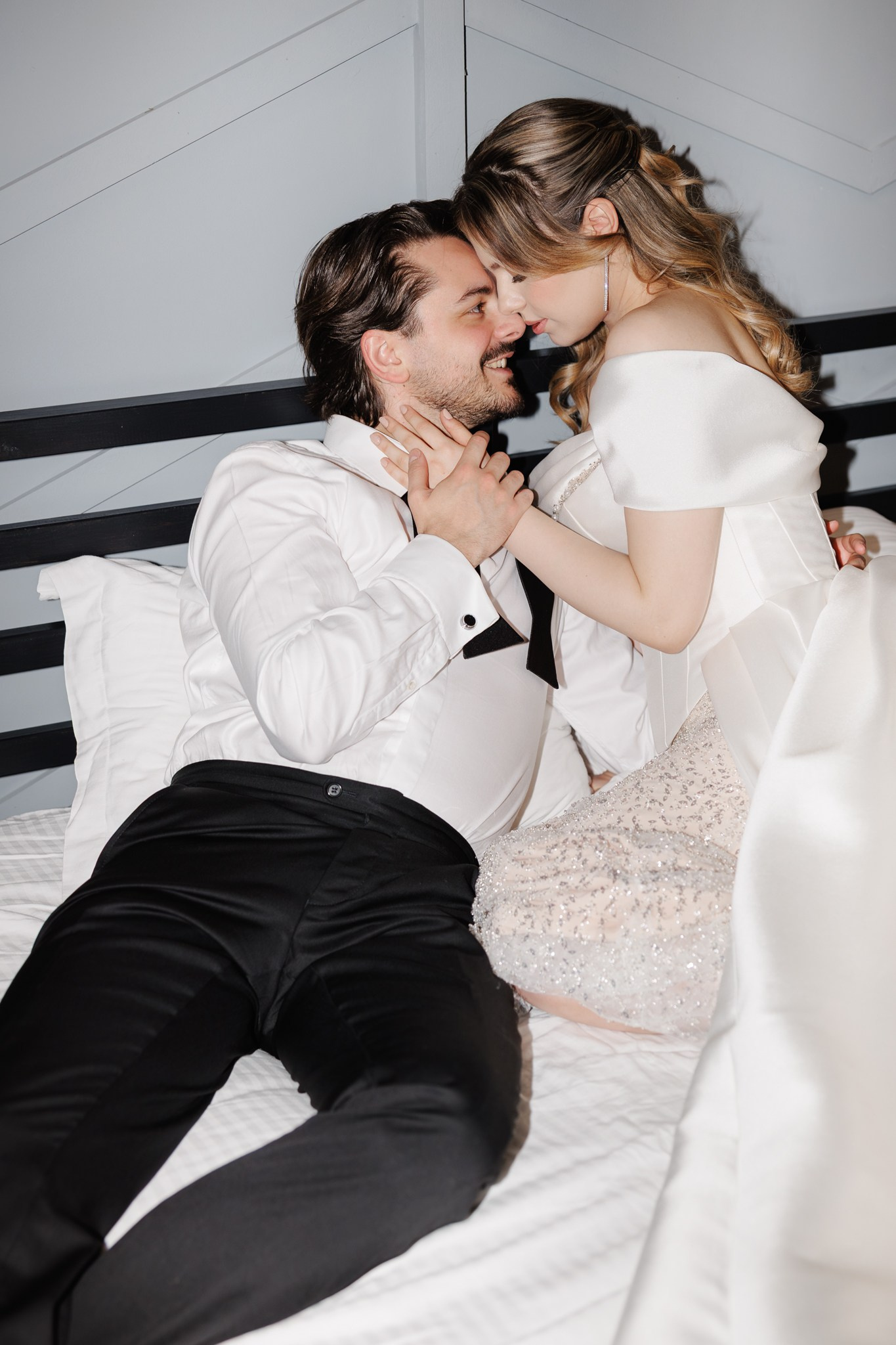 Fotograf profesionist pentru evenimente – București. Pe lângă nunți și cununii, ofer și servicii foto pentru botezuri, aniversări și evenimente private în București. Mențin același stil modern și natural în toate fotografiile.