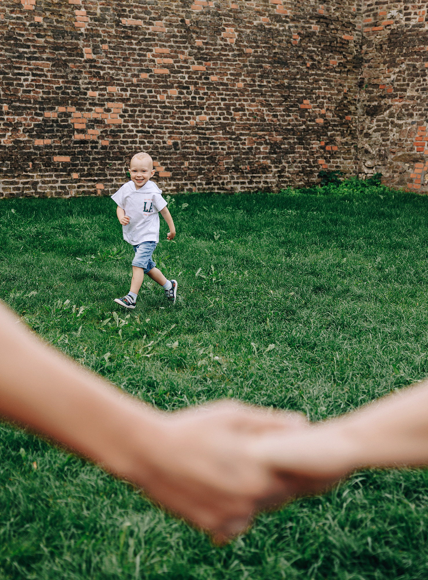 Таня, Андрей и Паша на прогулке. Family and wedding photographer in Prague Natalia Fedori