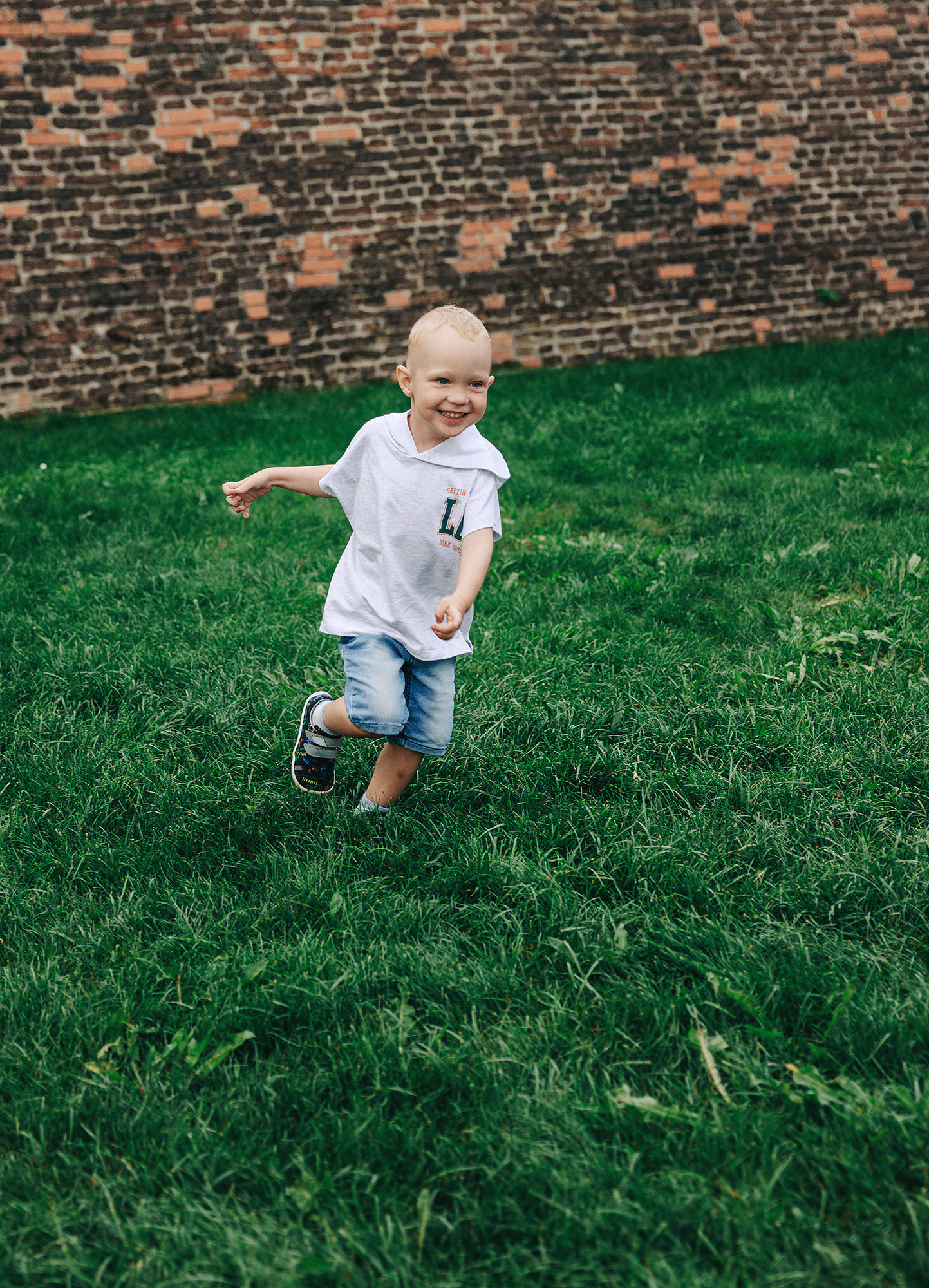Таня, Андрей и Паша на прогулке. Family and wedding photographer in Prague Natalia Fedori
