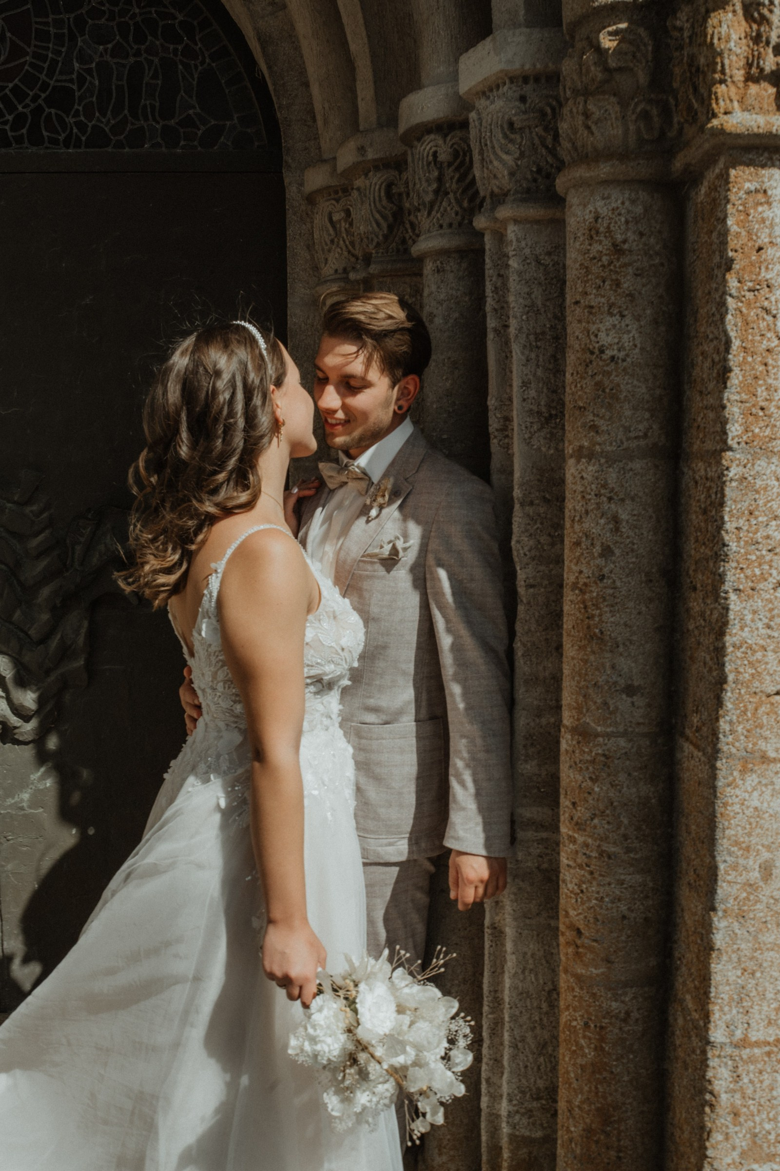 Natürliche Hochzeitsfotografie in Würzburg – Emotionale Hochzeitsbilder von Braut und Bräutigam inmitten blühender Pflanzen und liebevoller Dekoration.