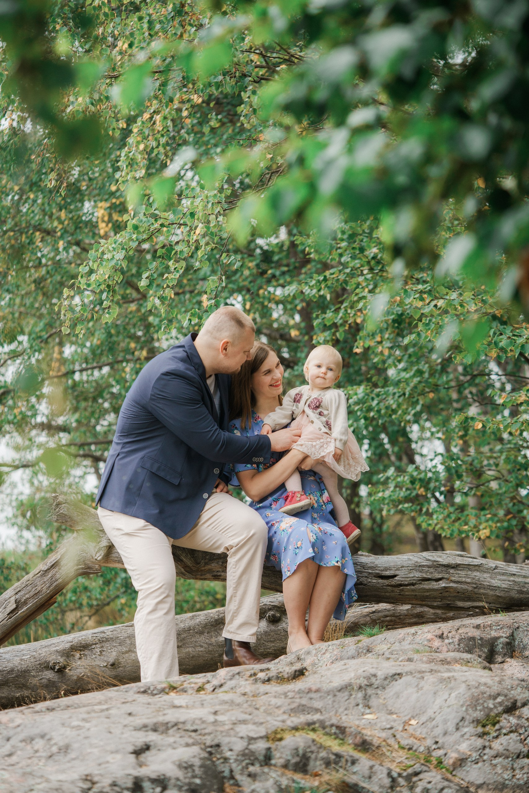 Perhekuvaus sumuisella säällä Tullisaaressa