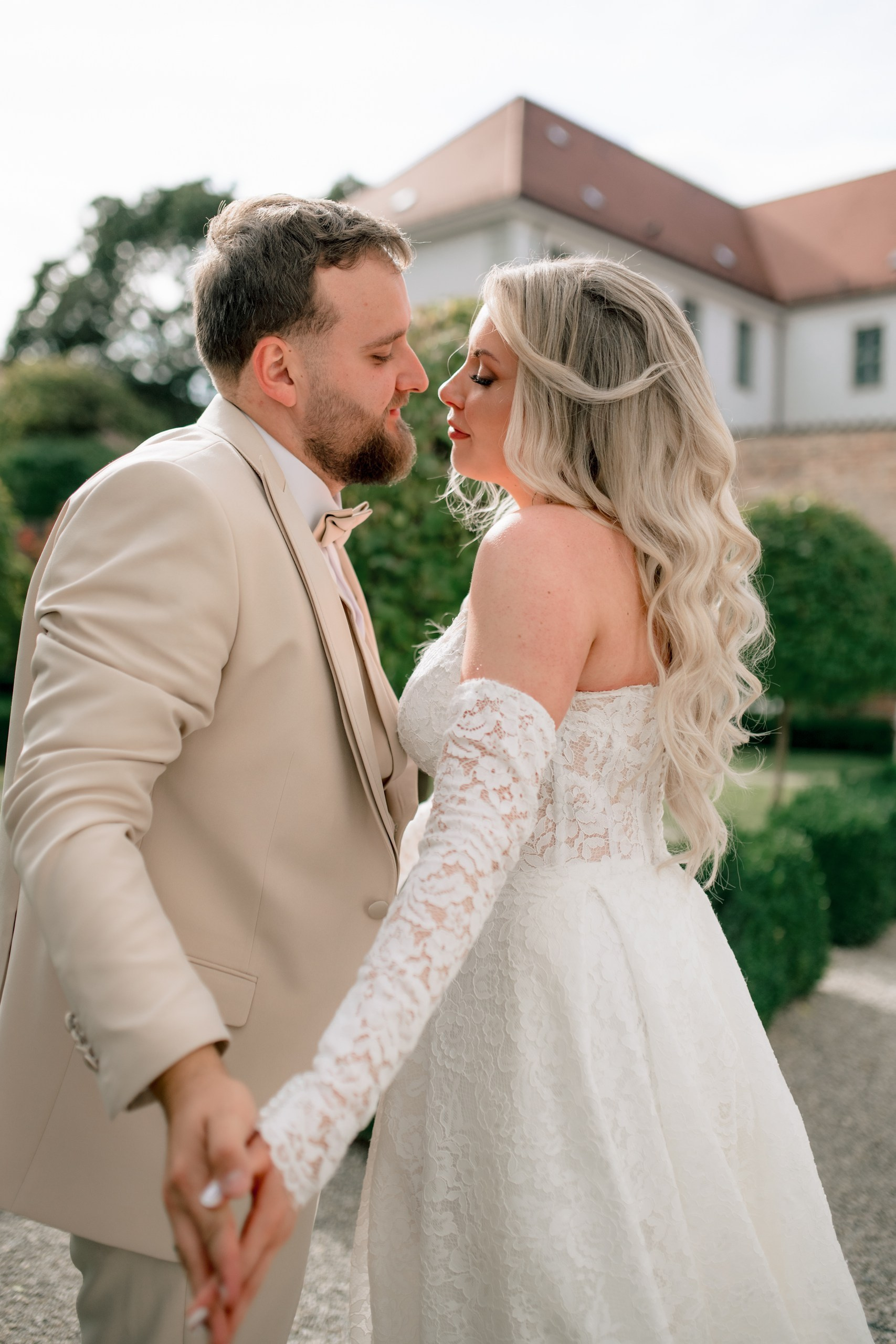 Lachen und Umarmen – authentische Hochzeitsfotografie in Augsburg