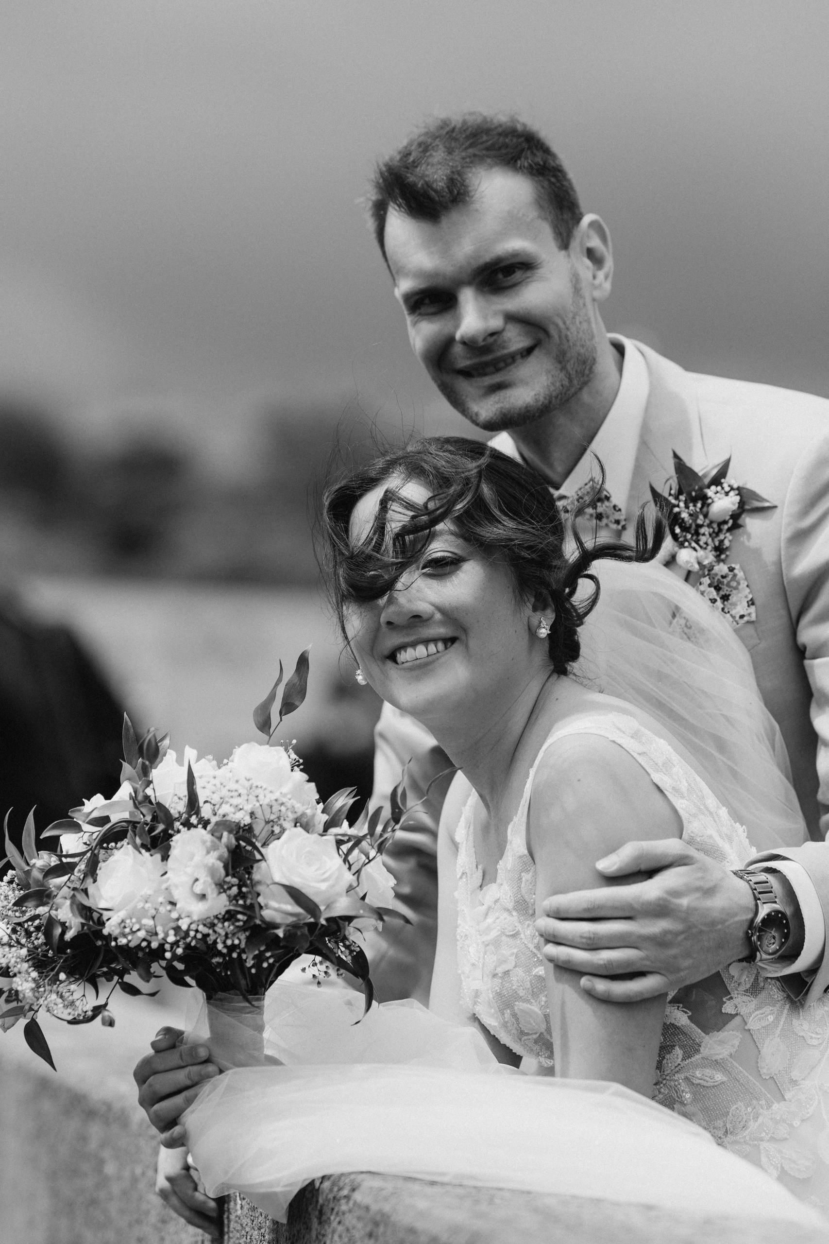 Stimmungsvolles Schwarz-Weiß-Foto: Das Paar geht langsam über das Kopfsteinpflaster der Alten Mainbrücke, Hand in Hand, in inniger Stille.