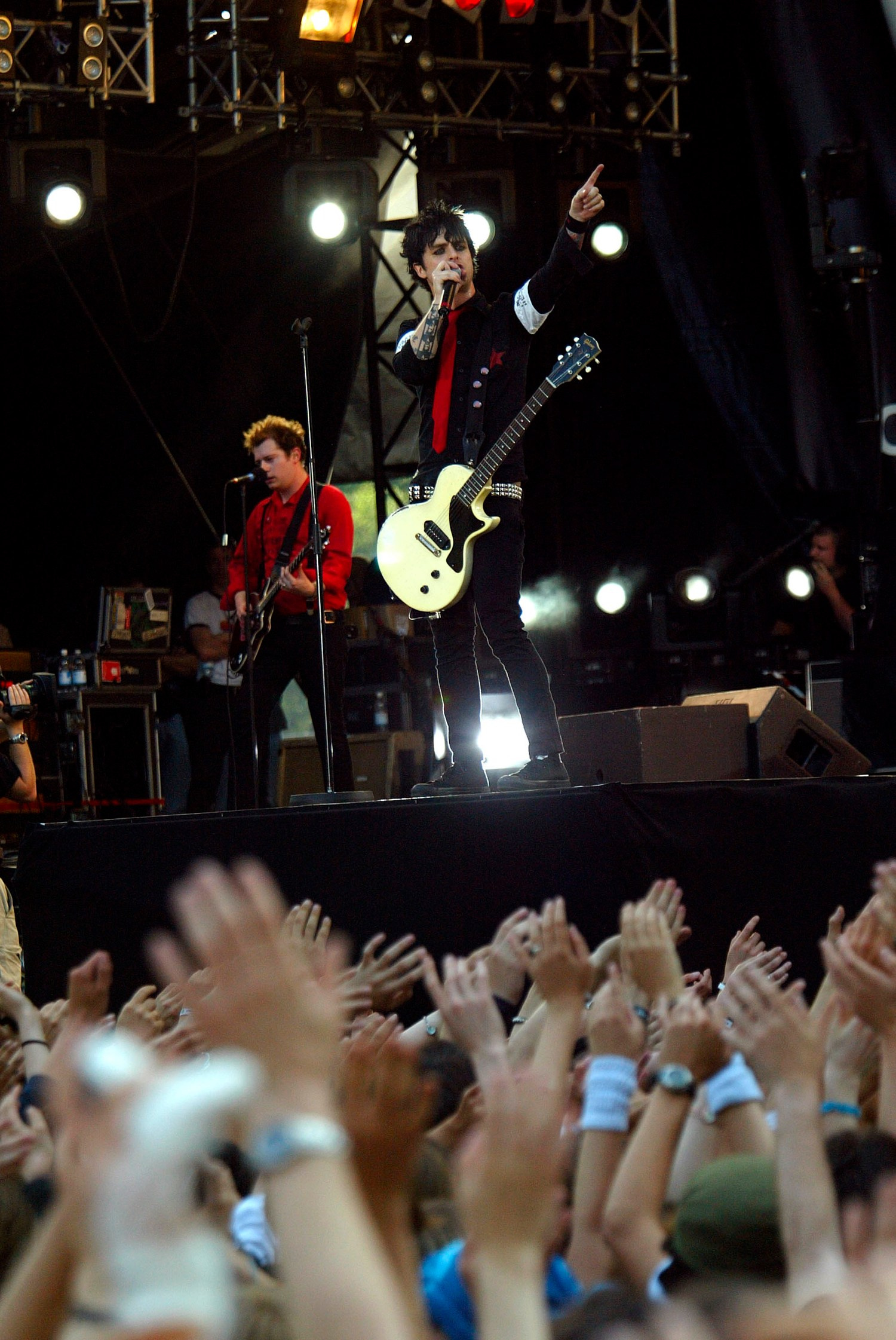 Green Day’s Billie Joe Armstrong commands the Siegessäule stage during a high-energy set.