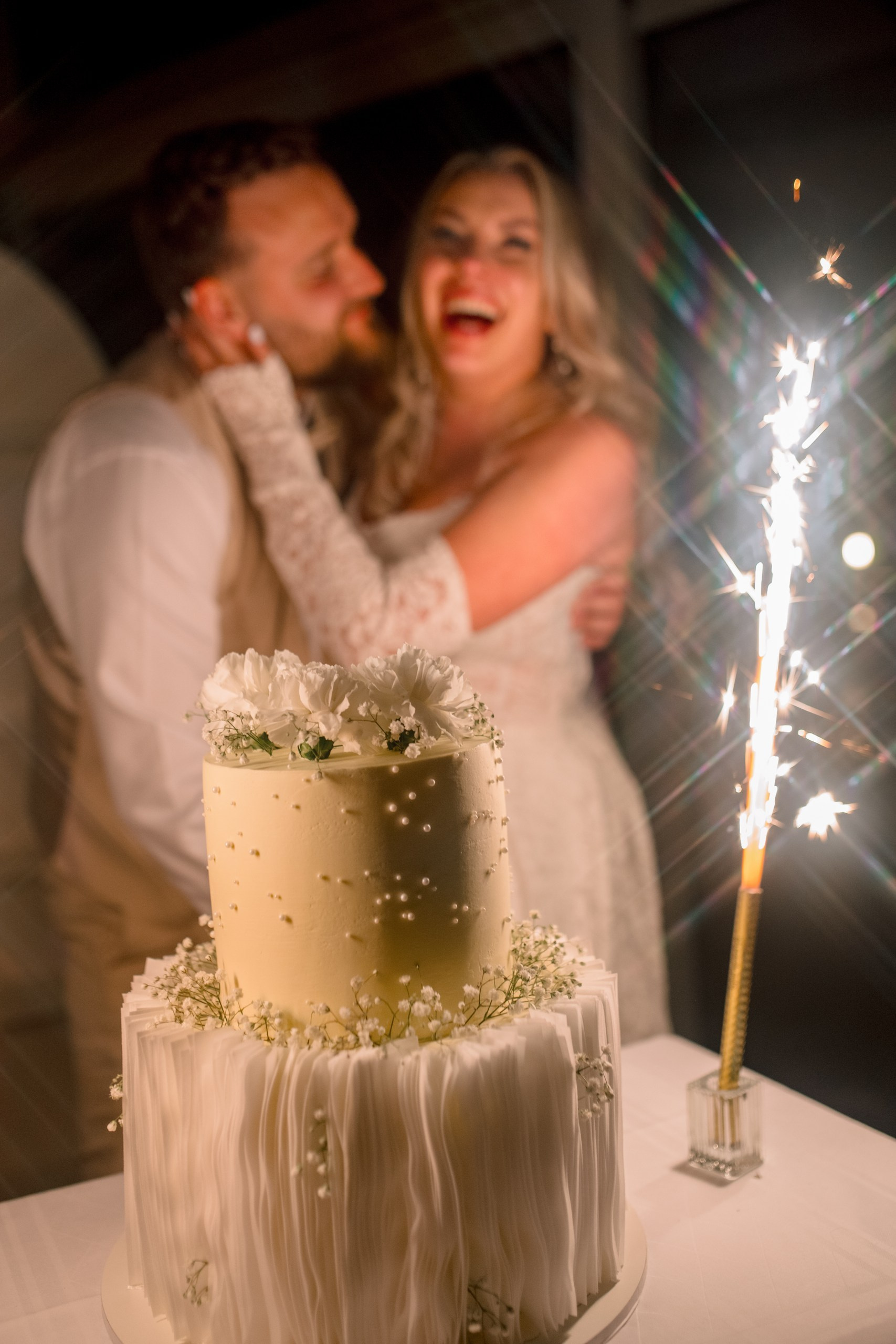Anschnitt der Hochzeitstorte – emotionaler Moment des Brautpaares