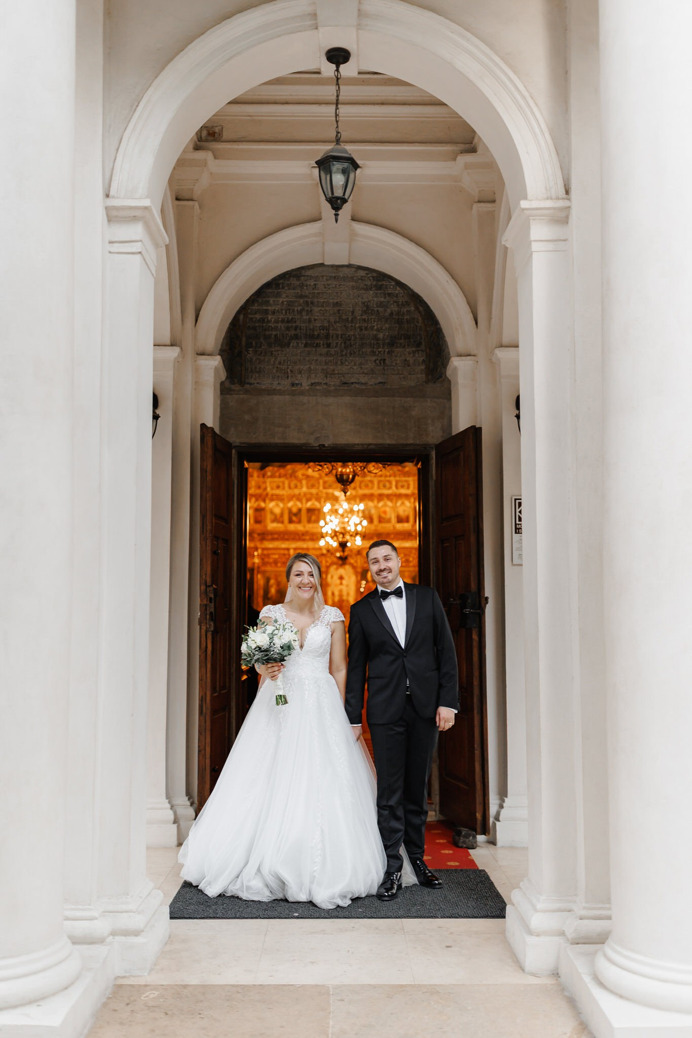 Fotograf cununie civilă București – imagini naturale, pline de emotie. Cununia civilă este un moment unic, iar fotografiile trebuie să reflecte exact energia și emoția zilei. Ca fotograf de cununie în București, te ajut să ai amintiri naturale, luminoase și elegante, fără poze rigide sau forțate.