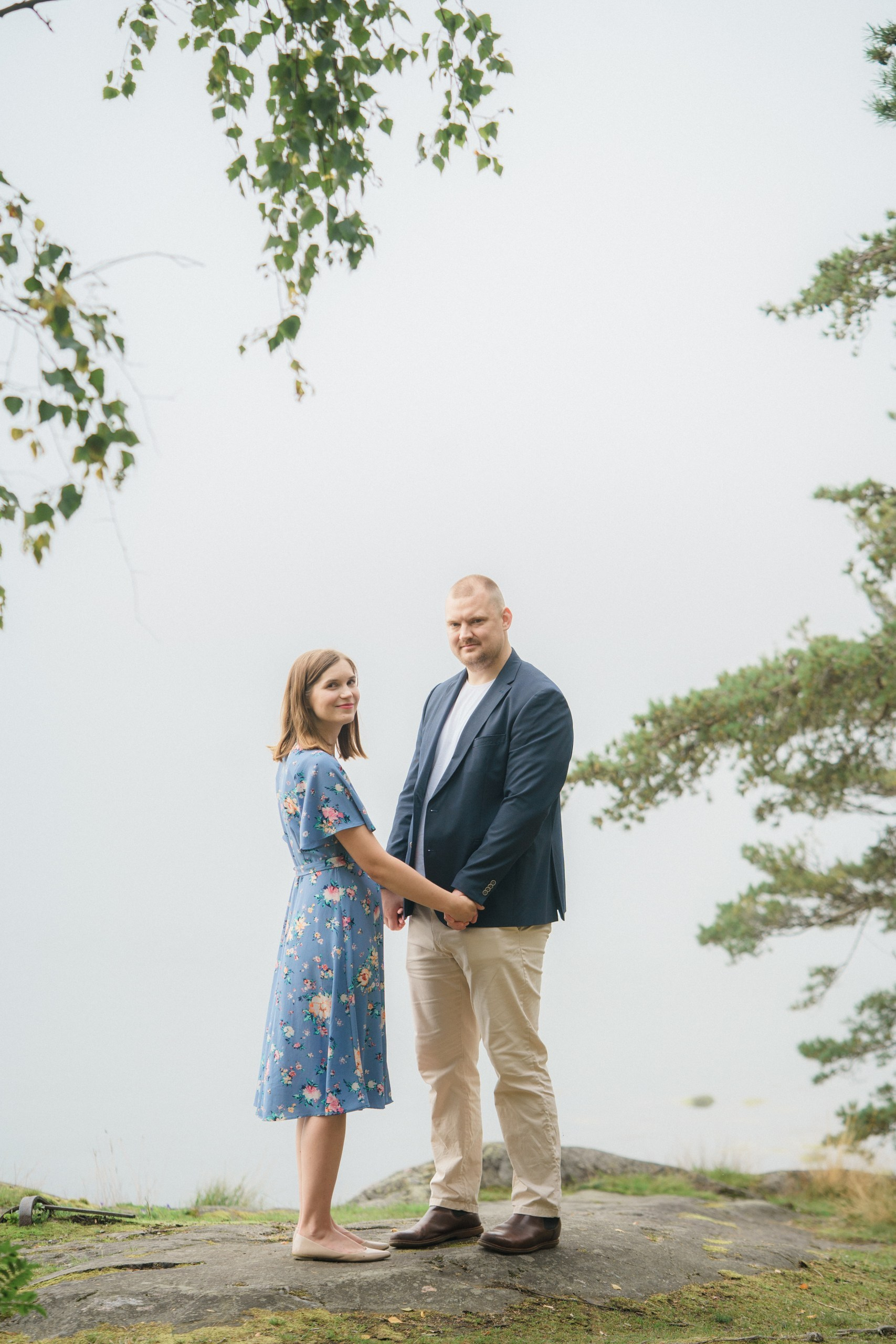 Perhekuvaus sumuisella säällä Tullisaaressa