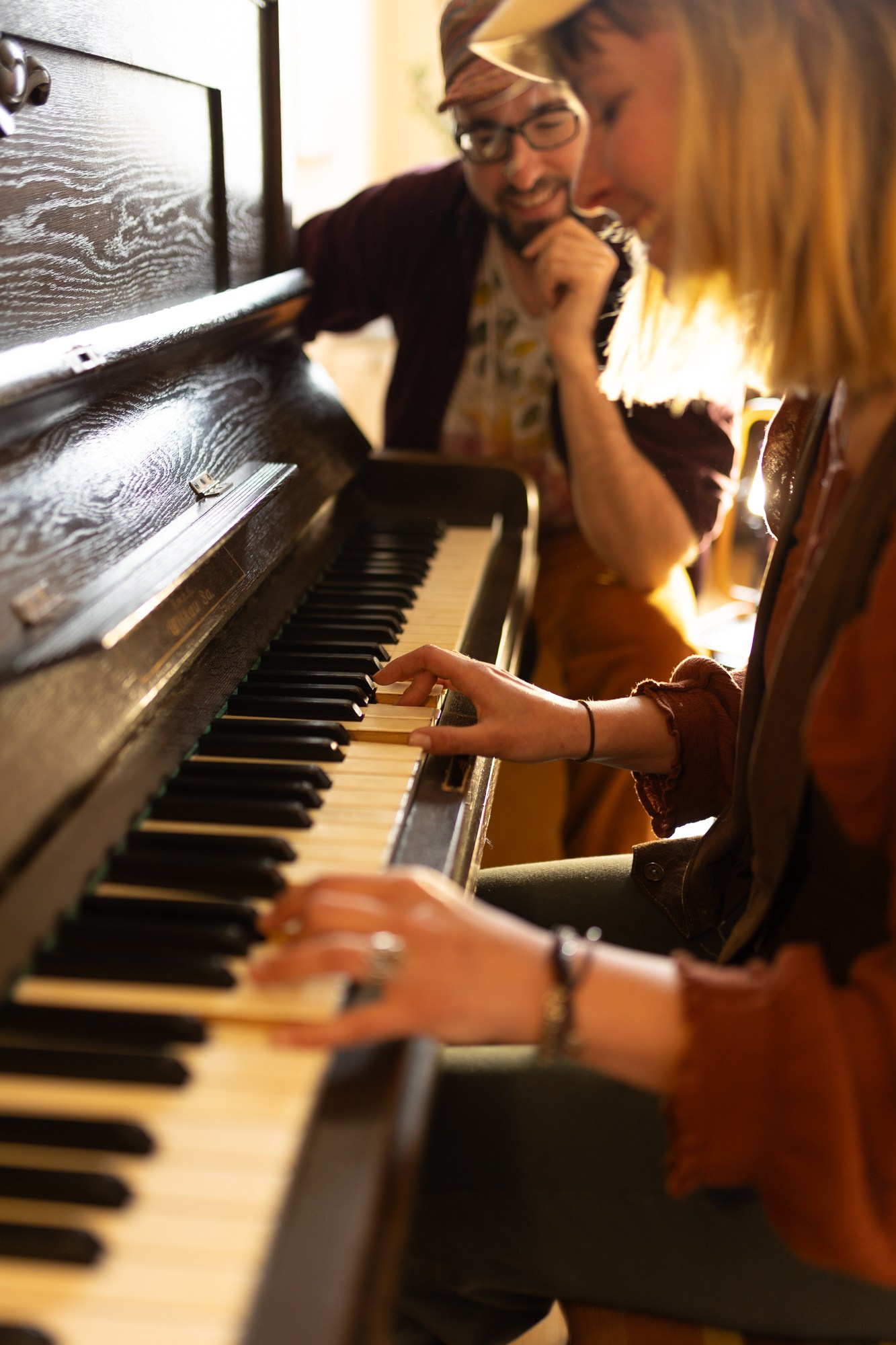 Singer Songwriter, Markus Mascher, Intuitiver Musikunterricht in Freiburg, Gitarrenunterricht, Gesangsunterricht, Schlagzeugunterricht, Klavierunterricht, Unterricht für Live Performance, Loopstation, Recording, Producing, Coaching.