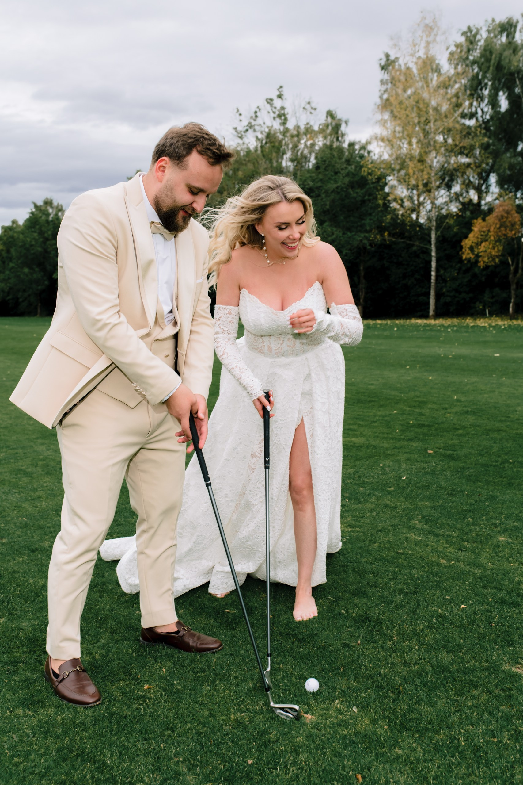 Brautpaar Natalie & Richard beim Spaziergang auf dem Golfplatz – Hochzeit Augsburg
