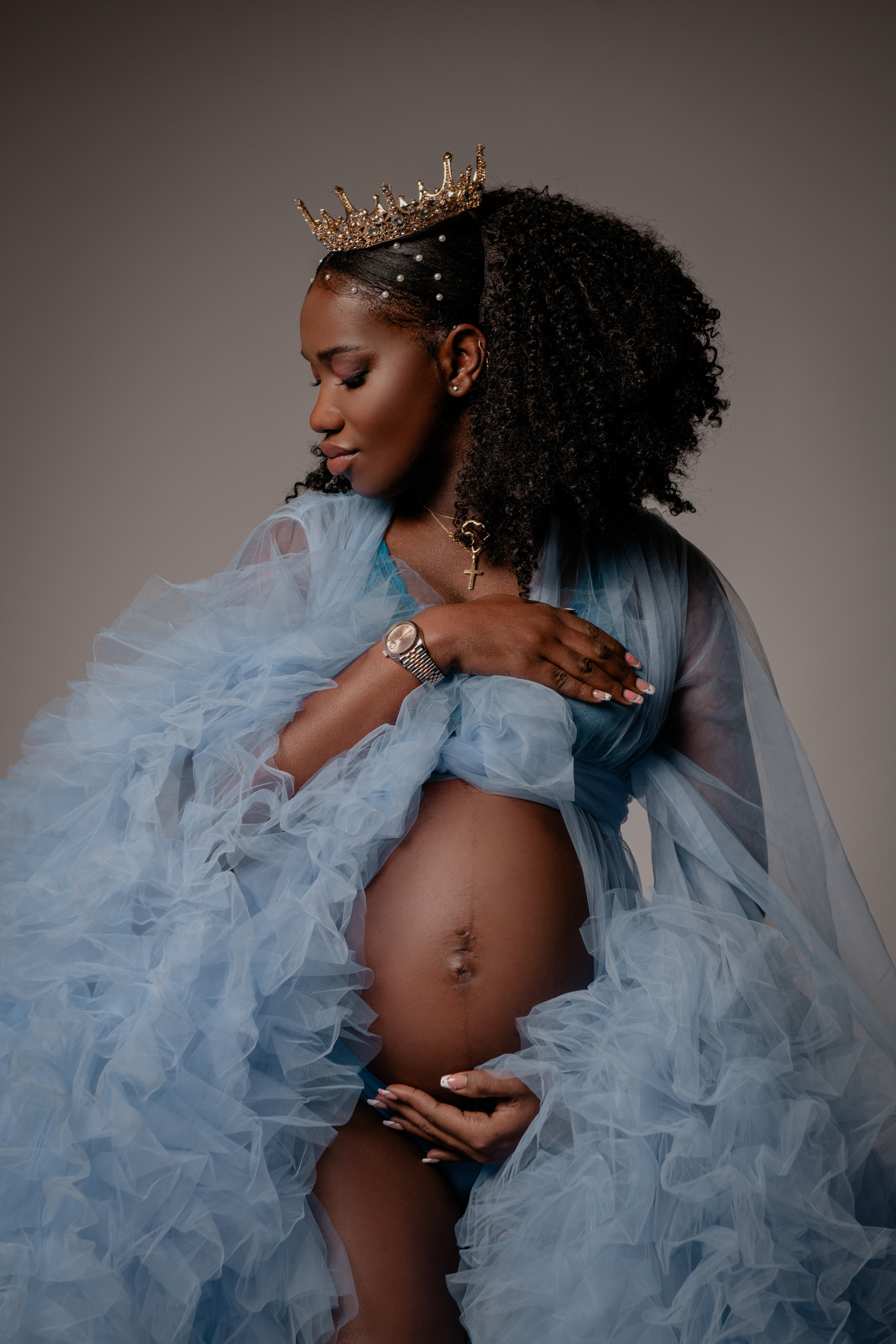 Maternity photoshoot in African traditional costume in Prague. Professional photographer in Prague Anastasia Haritonova