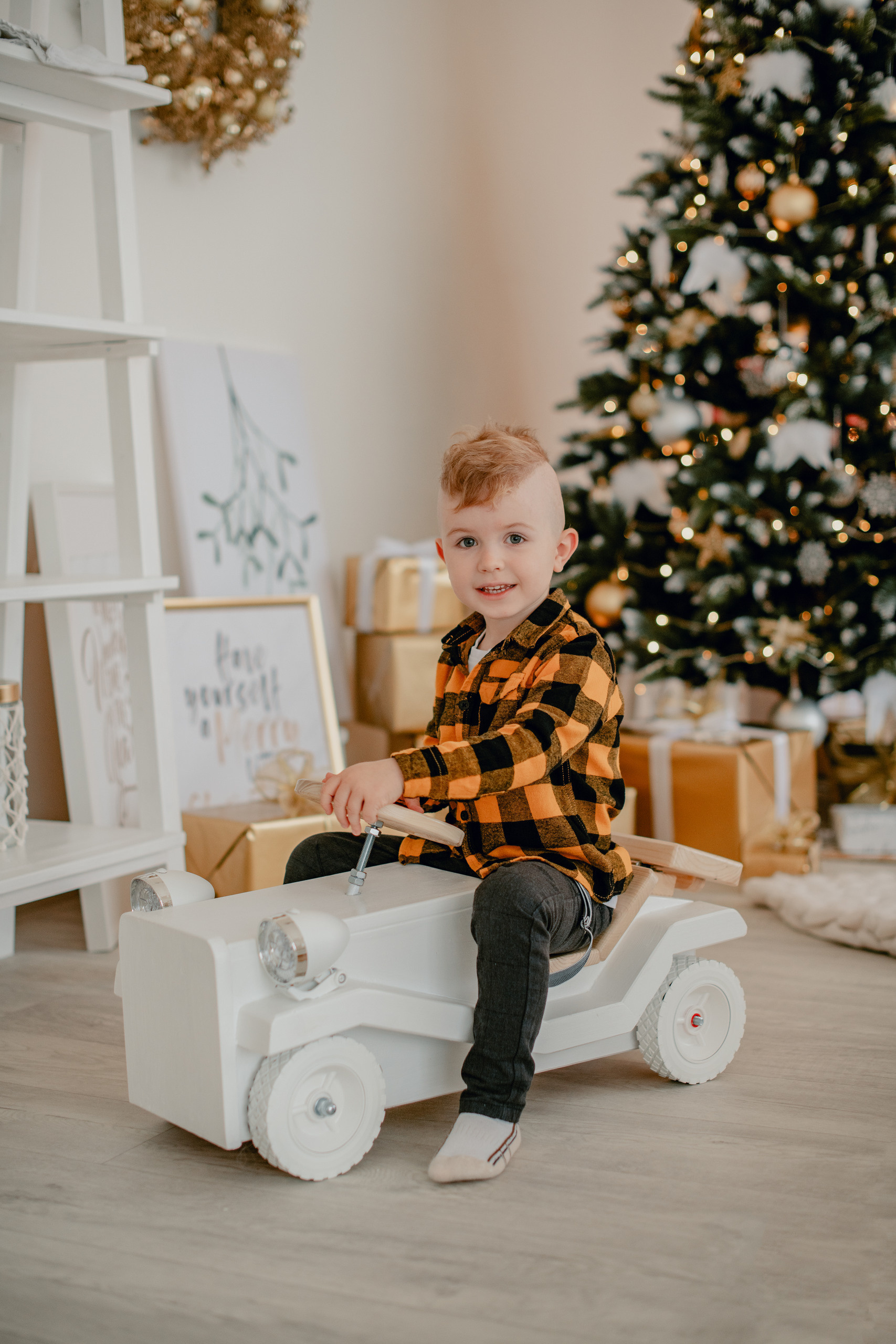 Family photography in a Christmas studio in Prague. Professional photographer in Prague Anastasia Haritonova