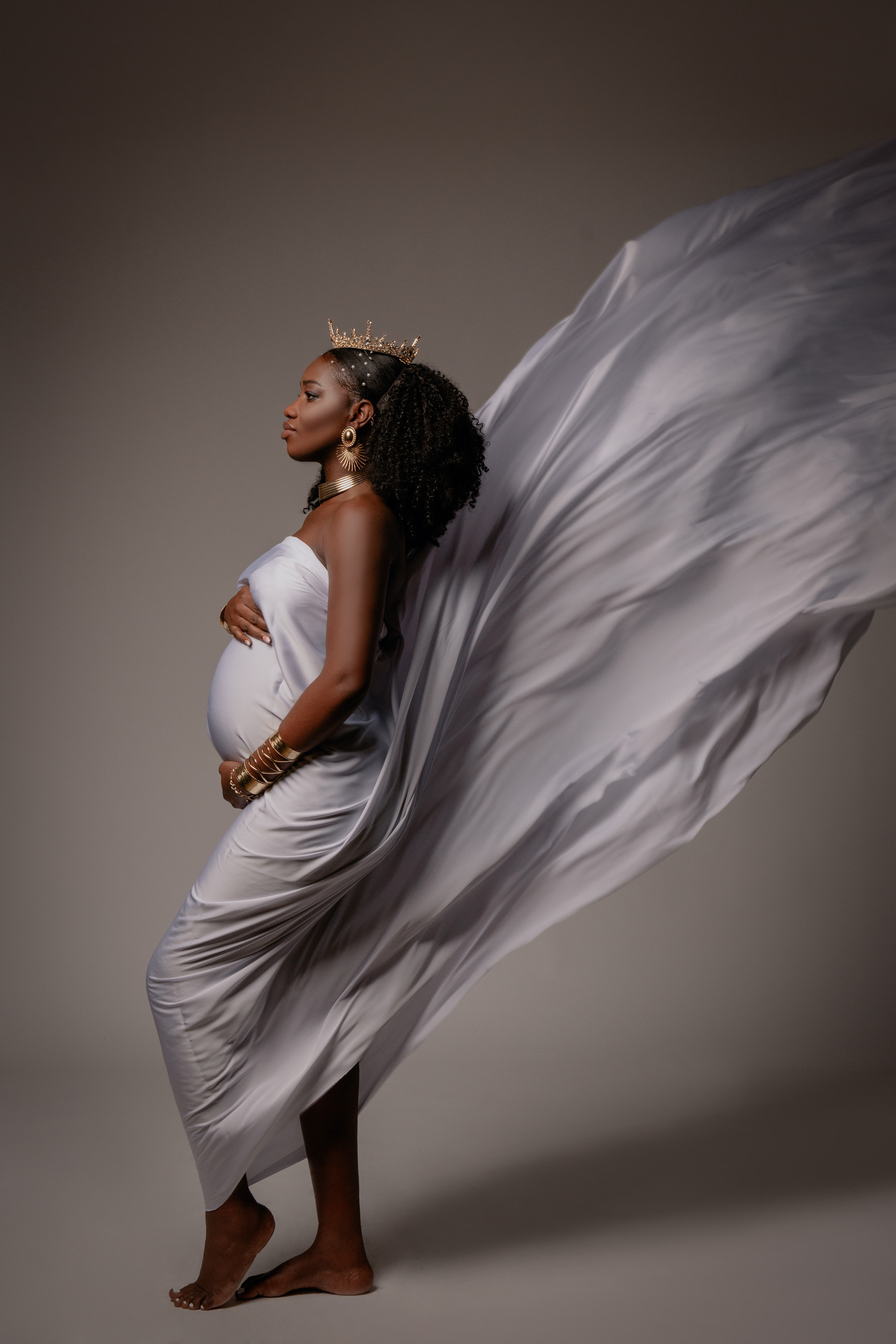 Maternity photoshoot in African traditional costume in Prague. Professional photographer in Prague Anastasia Haritonova