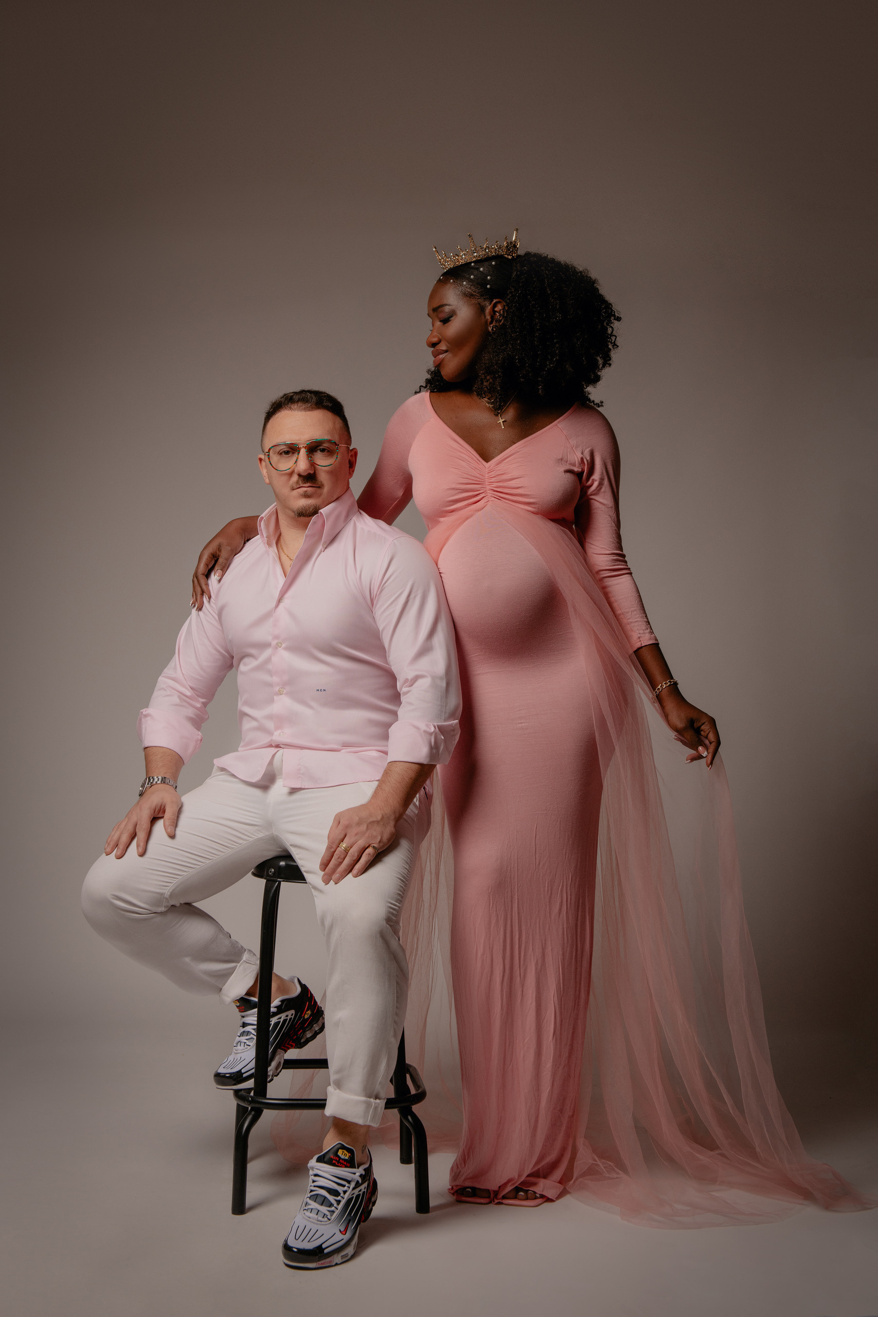 Maternity photoshoot in African traditional costume in Prague. Professional photographer in Prague Anastasia Haritonova