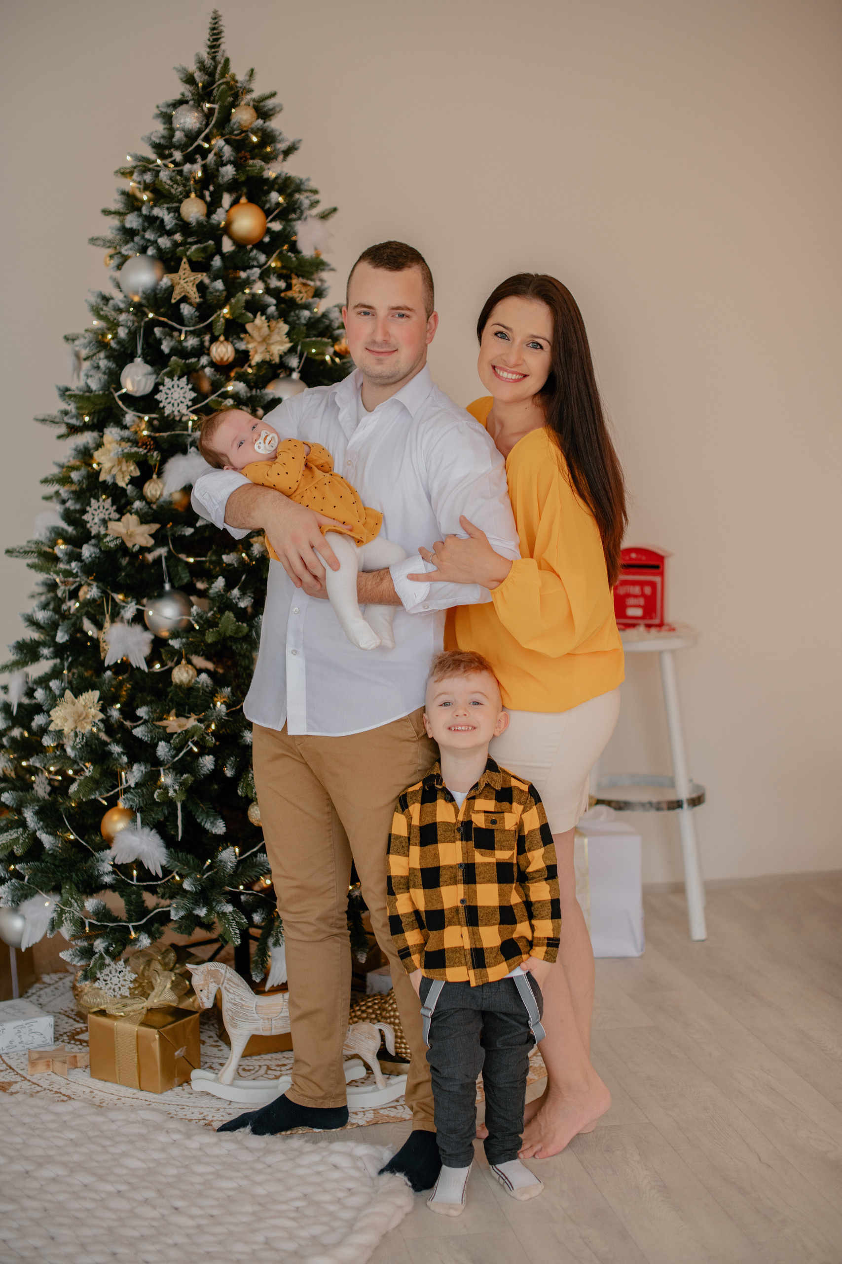 Family photography in a Christmas studio in Prague. Professional photographer in Prague Anastasia Haritonova