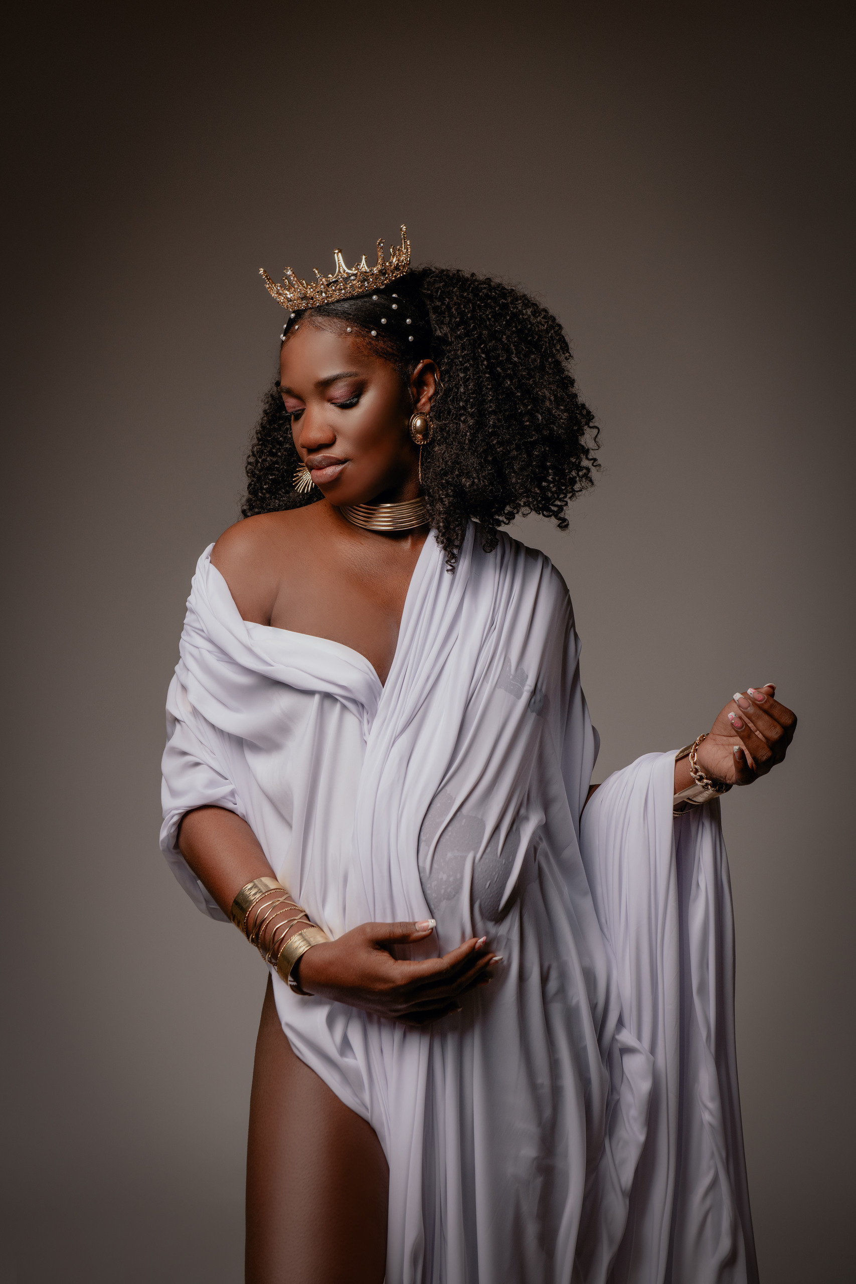 Maternity photoshoot in African traditional costume in Prague. Professional photographer in Prague Anastasia Haritonova