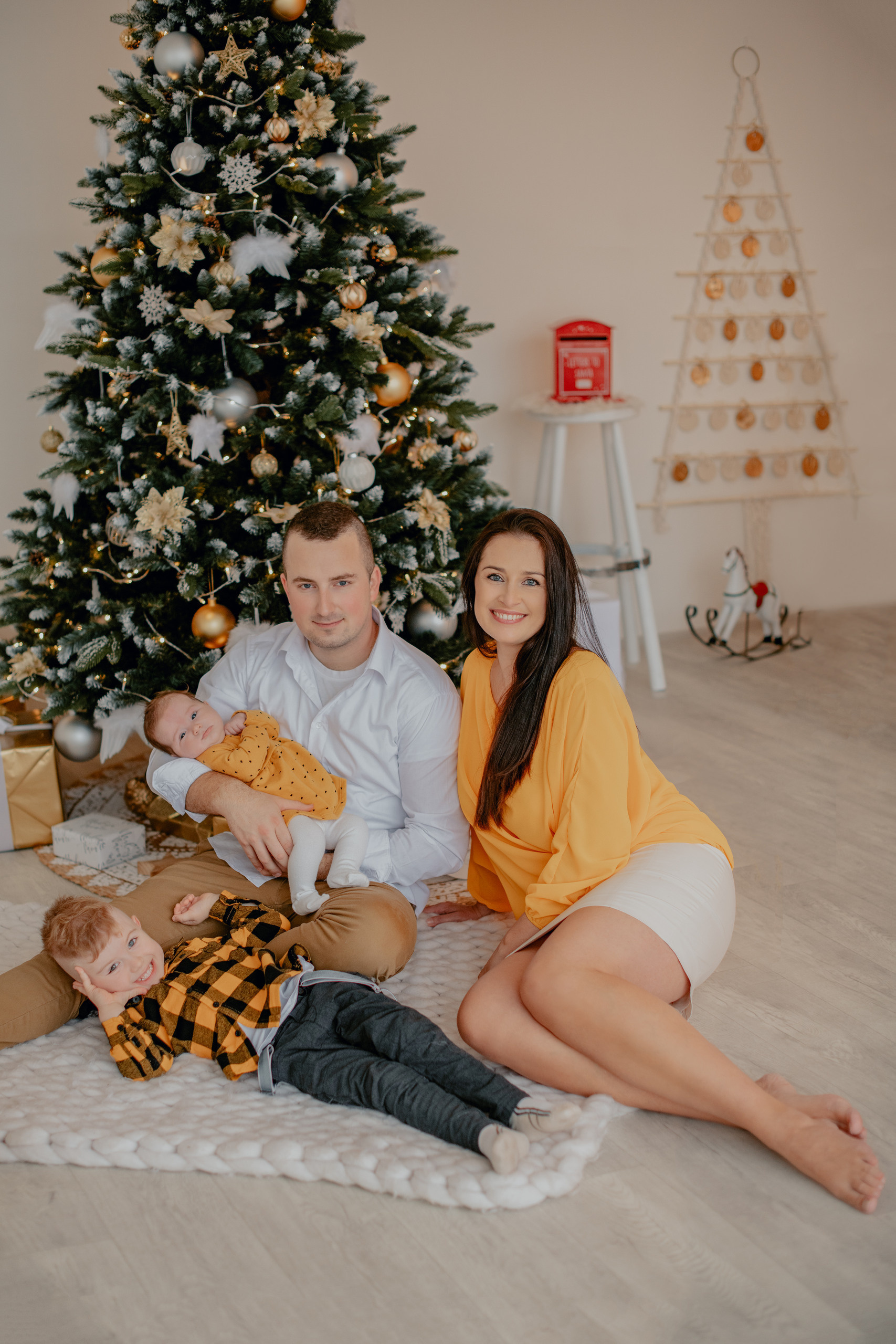 Family photography in a Christmas studio in Prague. Professional photographer in Prague Anastasia Haritonova
