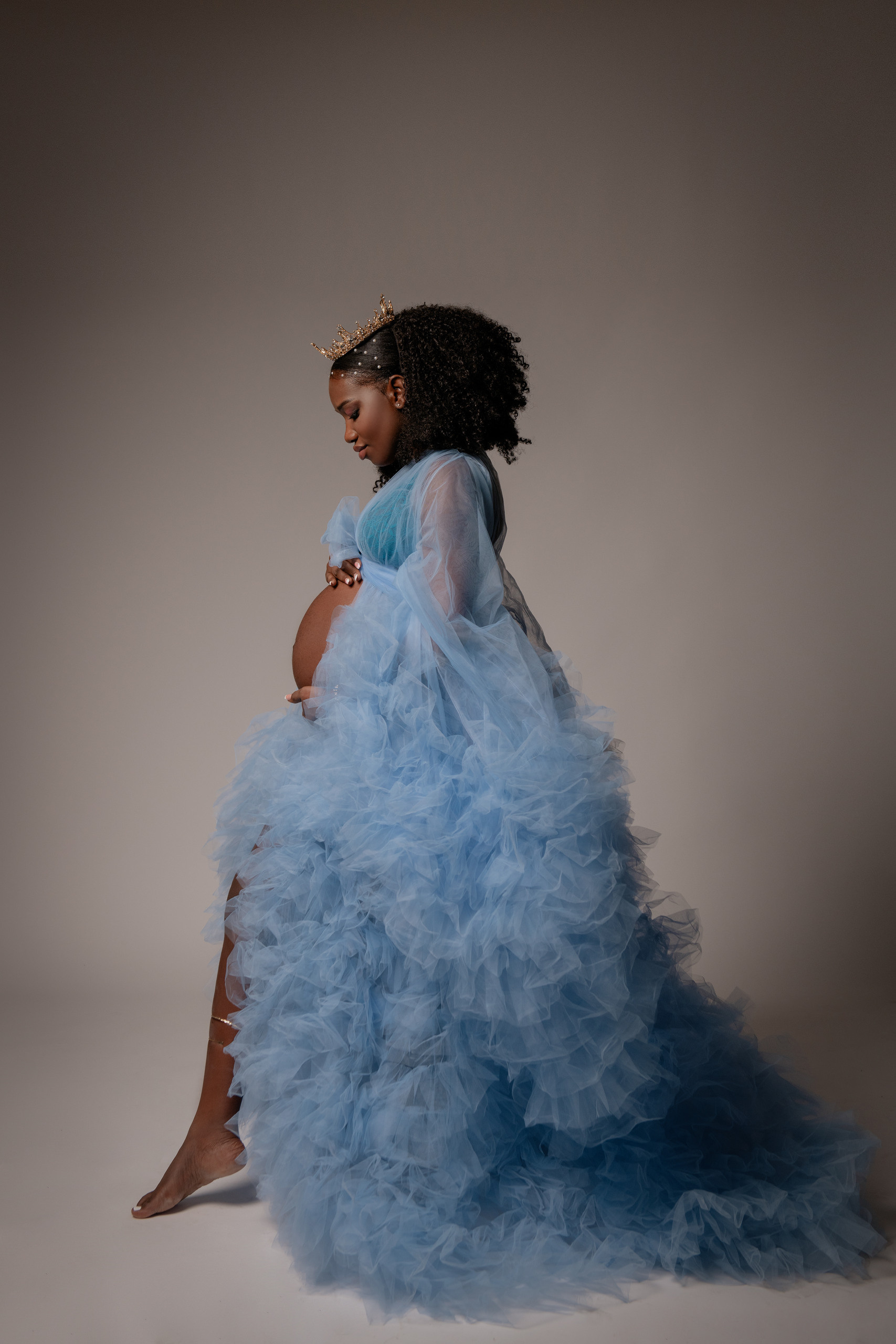 Maternity photoshoot in African traditional costume in Prague. Professional photographer in Prague Anastasia Haritonova