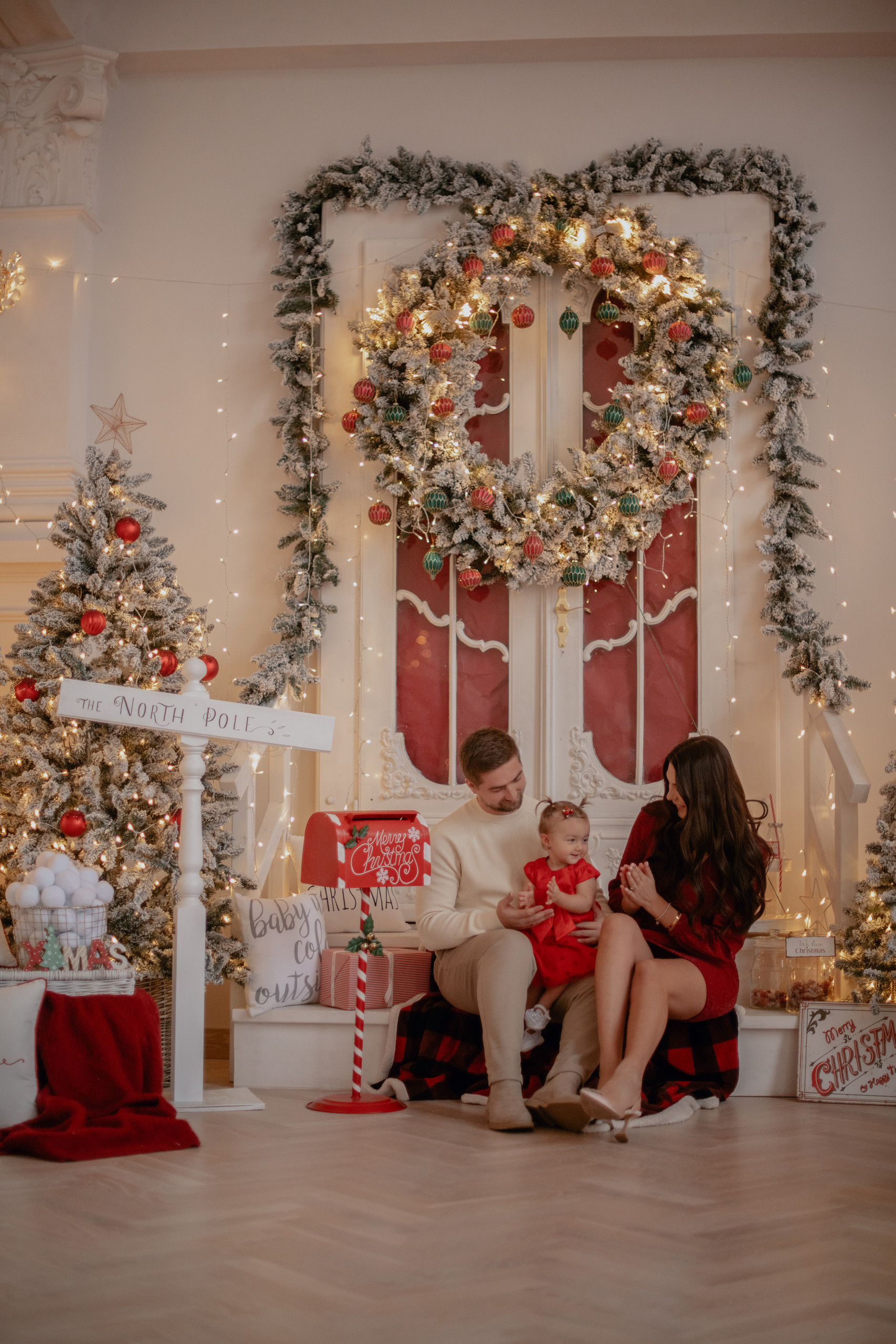 Семейная новогодняя фотосессия в студии-замке в Бероуне. Профессиональный фотограф в Праге Анастасия Харитонова