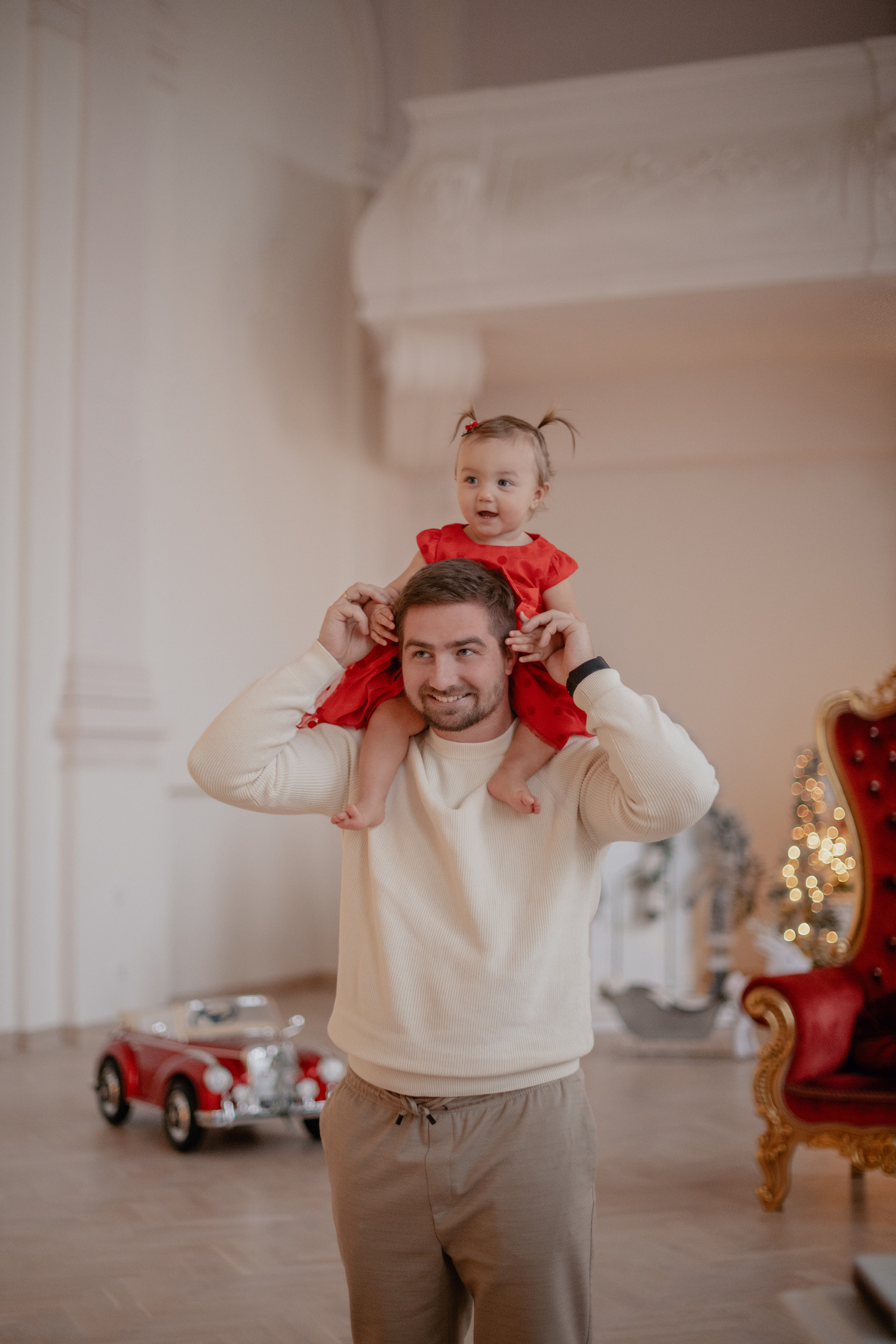 Семейная новогодняя фотосессия в студии-замке в Бероуне. Профессиональный фотограф в Праге Анастасия Харитонова