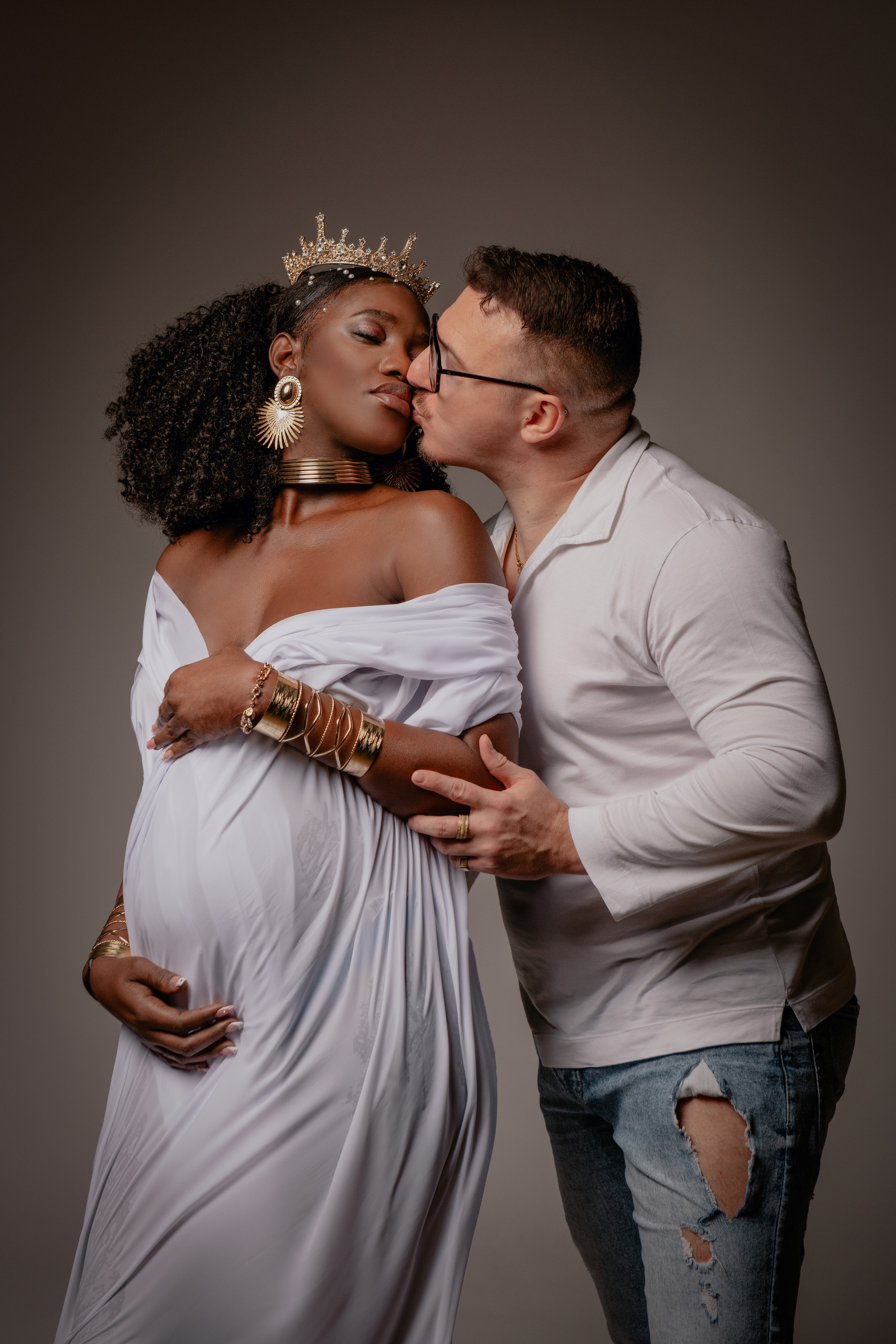 Maternity photoshoot in African traditional costume in Prague. Professional photographer in Prague Anastasia Haritonova