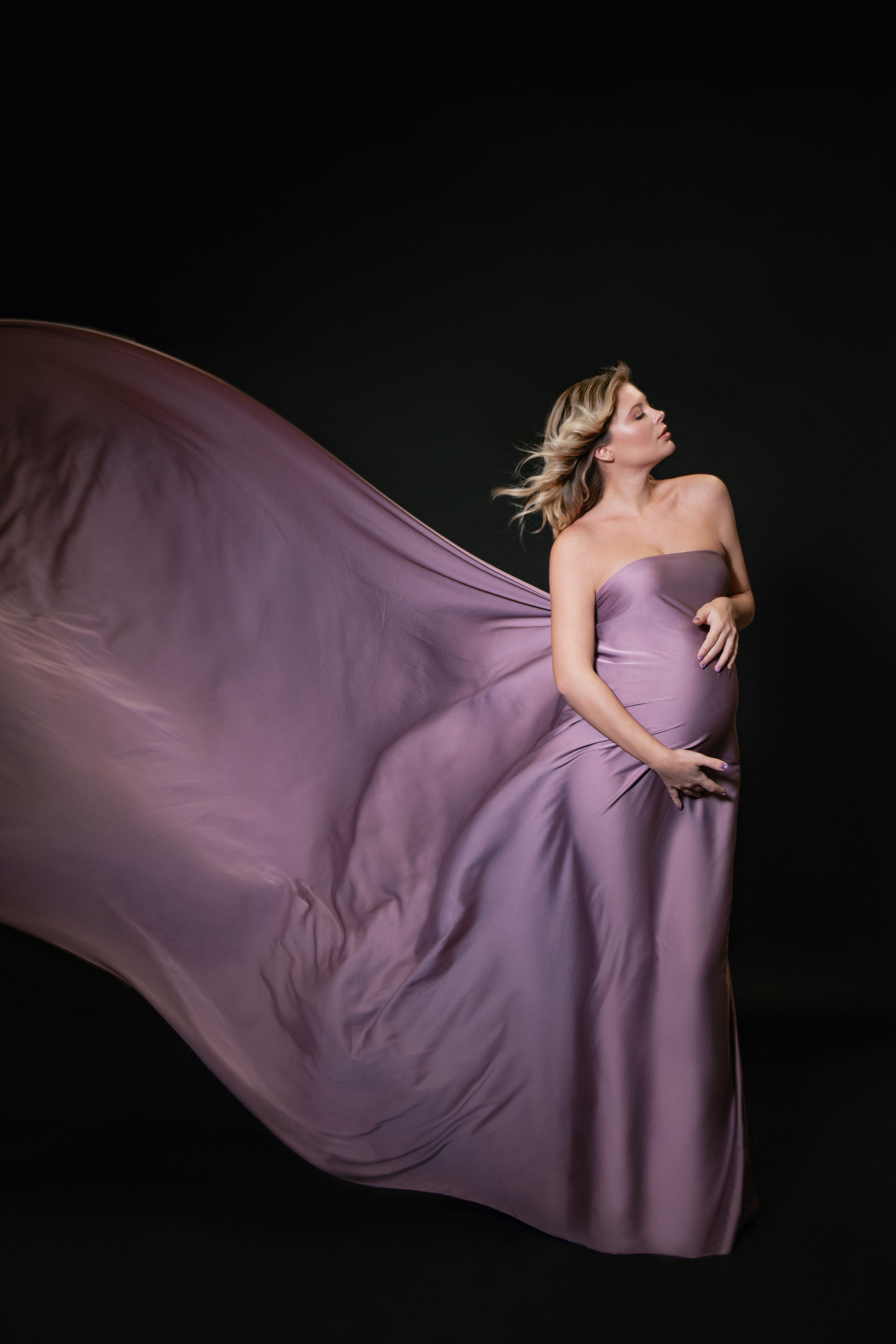 Съемка беременности в летающей ткани. Профессиональный фотограф в Праге Анастасия Харитонова
