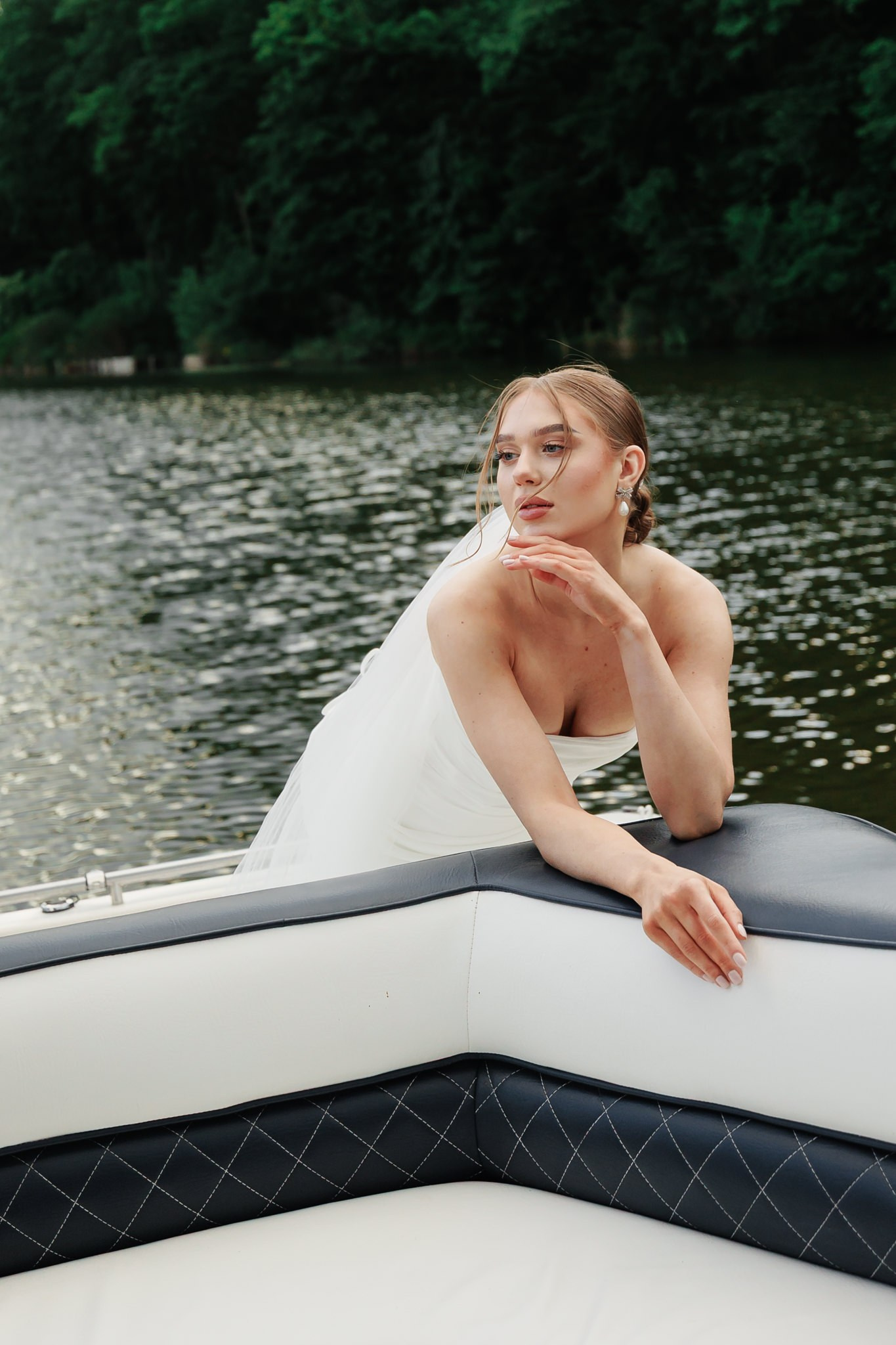 Fotograf profesionist nuntă – București si Ilfov. Fotografiez nunți moderne, elegante, cu un stil documentar și o editare naturală. Ofer transparență, seriozitate și un workflow profesionist, astfel încât voi să vă bucurați de o experiență plăcută.