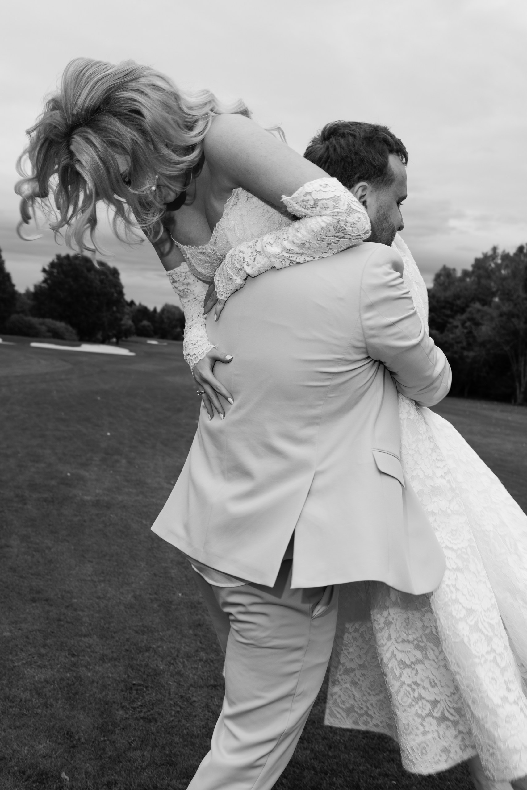 Romantischer Kuss auf dem Golfgrün – Hochzeitsfotografin Anna Saribekyan