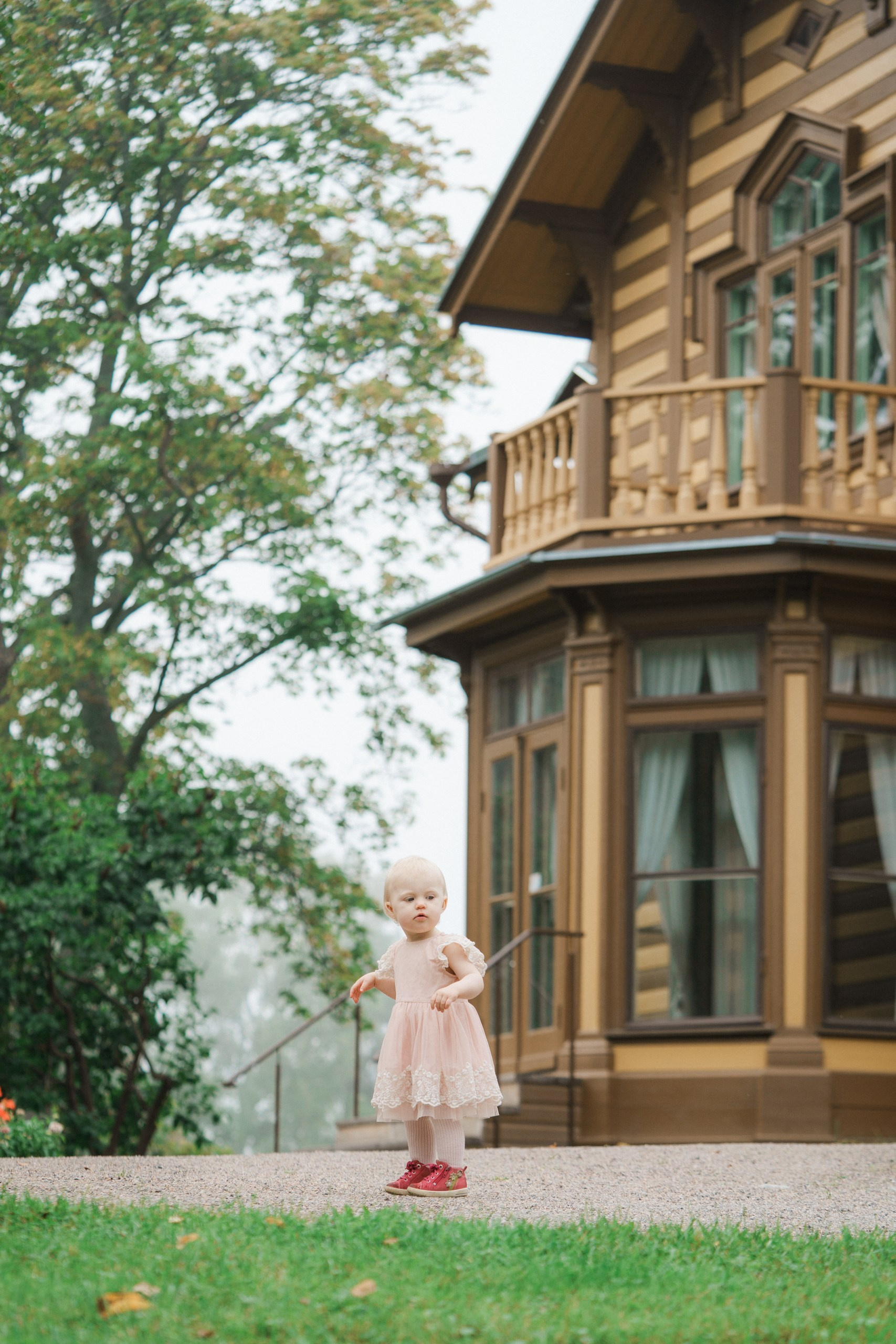 Perhekuvaus sumuisella säällä Tullisaaressa