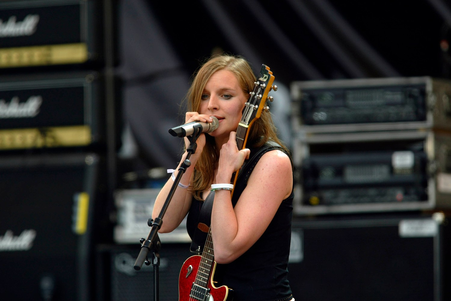 Judith Holofernes delivers a powerful vocal performance on the Tiergarten stage.