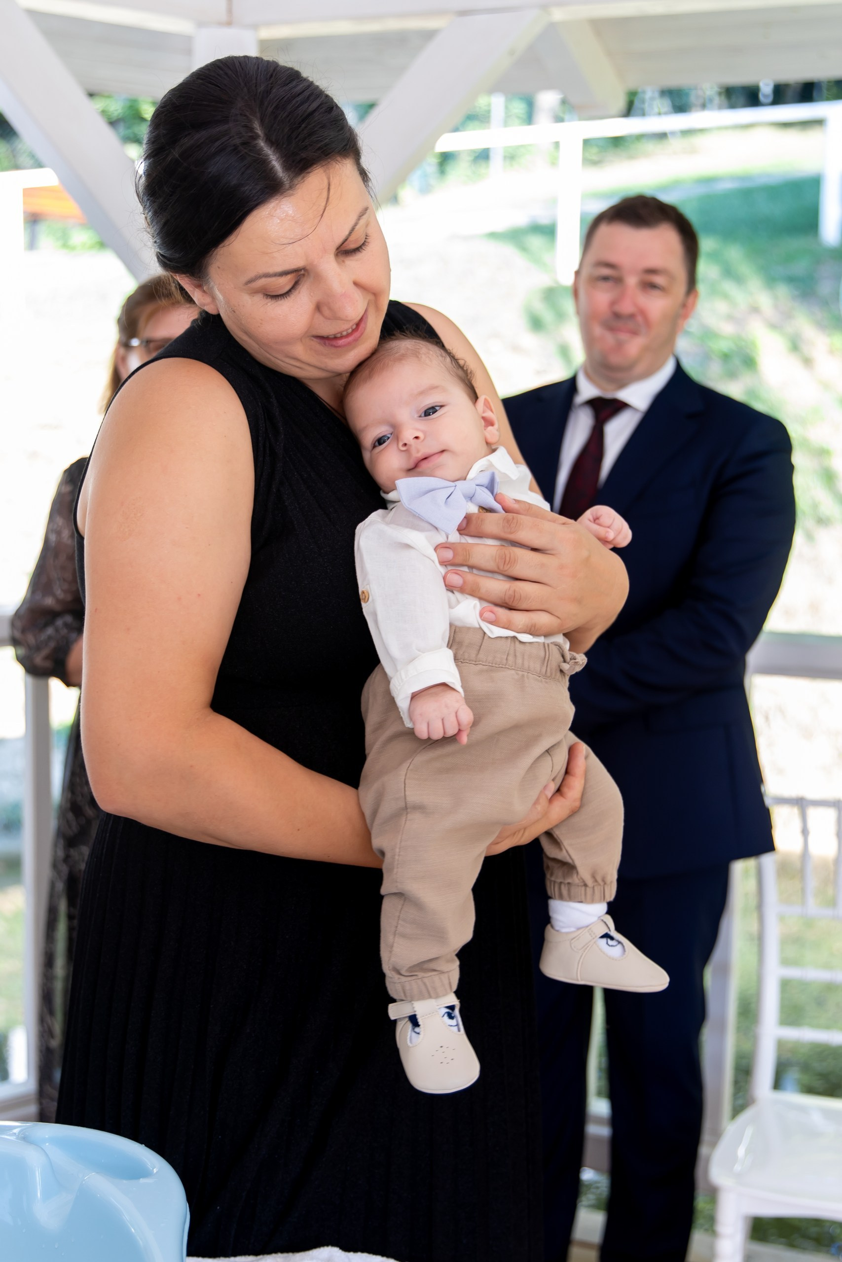 fotograf botez , fotografie botez Botoșani, fotograf Alin Chirilă, amintiri botez, fotografii botez, botez Miruna Parascheva, fotograf copii, fotografie botez în Botoșani-alt="botez , fotografie botez Alin Chirilă, amintiri botez, fotografii emoționante botez Botoșani"-- fotografii-botez-bebelus- amintiri-botez-micuț- moment-sfânt-crestinare- fotografie-emotionanta-botez- detalii-botez-bebelusi- parinti-fericiti-la-botez- fotograf-botez-profesionist- botez-in-biserica-ortodoxa- micuț-botezat-cu-emoție- zâmbete-și-lacrimi-la-botez- bebeluș-la-cristelniță- decor-botez-colorat- botez-cu-dragoste-și-credință- emotie-pura-la-botez- fotograf-botez-botosani- botez-iasi-suceava-fotograf- amintiri-nepretuite-botez-- Preotul ținându-l pe micuțul Mathias Gabriel la botez, în biserica Înălțarea Domnului, Copălău - Detalii de la botezul lui Mathias – lumânare, trusou și icoană - Familia lui Mathias Gabriel alături de micuț, în ziua botezului - Portret emoționant cu mama și bebelușul în brațe, în biserică,fotograf profesionist evenimente Botoșani, Iași, Suceava, Fălticeni, Bacău, Pașcani, Roman - AlinoFotoStudio by Alin Chirilă - servicii foto nuntă, botez, cununie, ședințe foto creative, albume personalizate, fotografii emoționante și calitative pentru cele mai importante momente din viață,fotograf nuntă Botoșani Alin Chirilă, ședință foto botez Iași - AlinoFotoStudio, servicii fotograf profesionist evenimente Suceava, fotograf cununie civilă Fălticeni - Alin Chirilă, album foto nuntă personalizat Bacău.“Bebeluș botezat în biserică, ținut în brațe de nași” • “Detaliu cu lumânarea de botez decorată cu flori albe” • “Părinți emoționați alături de copilul lor la ceremonia de botez” • “Masa festivă de botez cu decor tematic și tort personalizat” • “Momentul în care preotul toarnă apă sfințită pe fruntea bebelușului” “Bebeluș în rochie albă de botez, zâmbind în brațele mamei” • “Detaliu cu cruciulița de botez așezată pe o pernă de satin” • “Părinți și nași aprinzând lumânările în timpul ceremoniei de botez” • “Tort de botez decorat cu figurine tematice și numele copilului” • “Copil botezat dormind liniștit în pătuțul decorat festiv” • “Momentul în care preotul binecuvântează copilul în fața altarului” • “Invitați adunându-se în jurul mesei festive la petrecerea de botez” • “Bebeluș ținând în mână o jucărie personalizată primită la botez” • “Familie fericită pozând împreună după ceremonia de botez” • “Decor tematic cu baloane și flori la locația petrecerii de botez” fotograf Botoșani fotograf evenimente fotograf botez Alin Chirila fotograf alinofotostudio.fotograf botez Amelis Maria, fotografie botez Botoșani, fotograf Alin Chirilă, amintiri botez, fotografii botez, botez Amelis Maria, fotograf copii, fotografie botez în Botoșani,