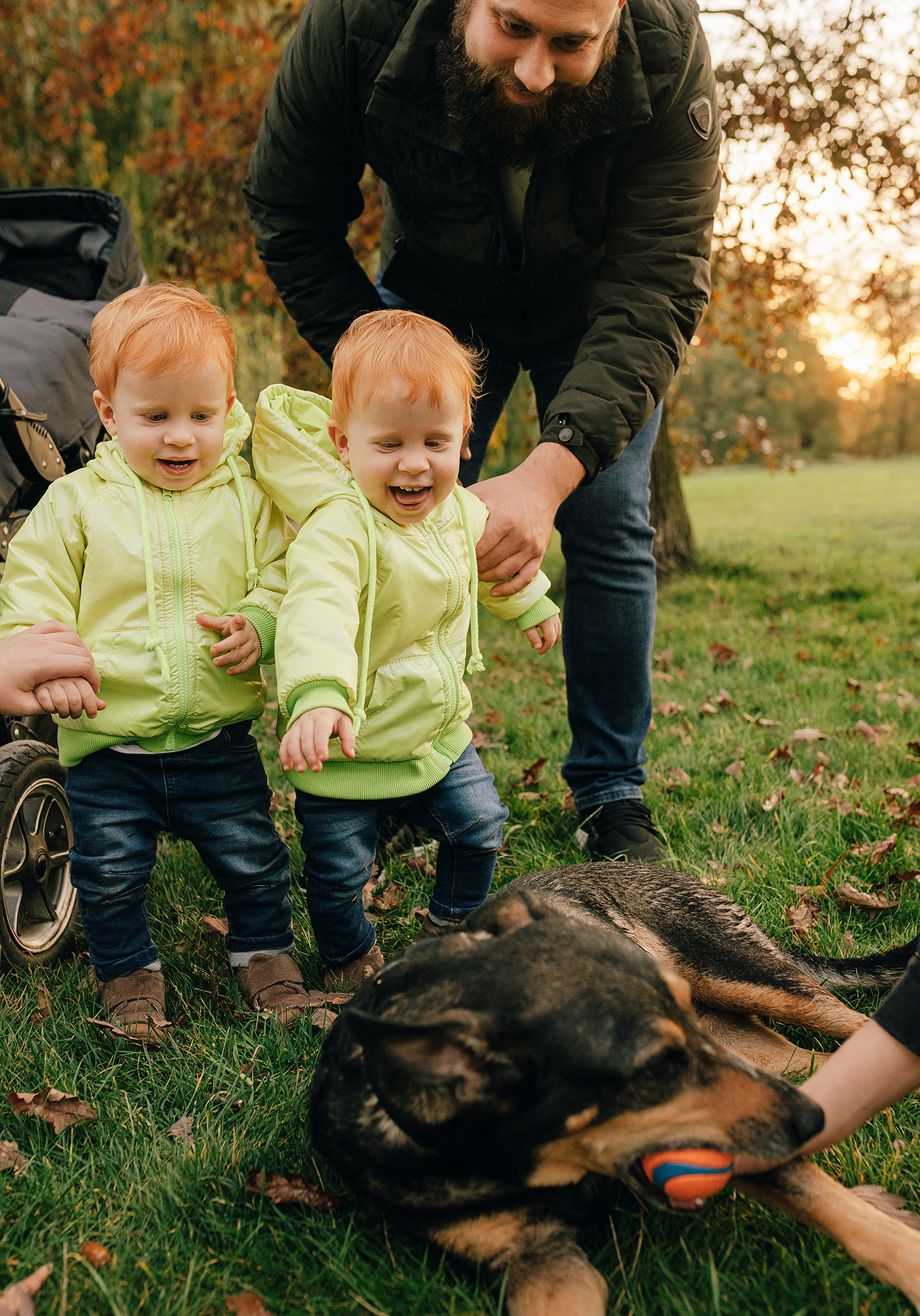 Анна с семьей в парке. Семейный и свадебный фотограф в Праге Наталья Федори