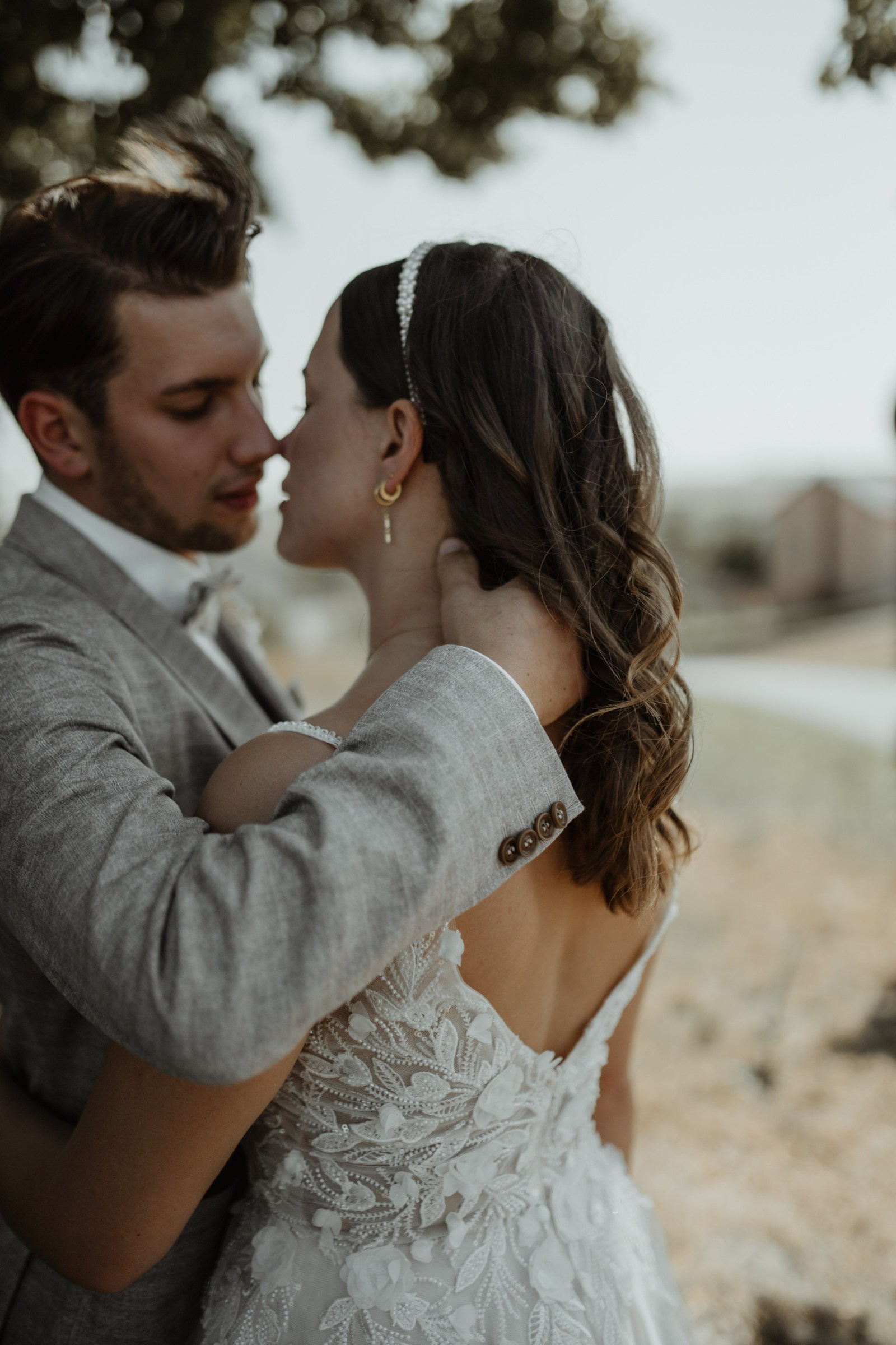 Emotionale Hochzeitsfotografie Würzburg – Der erste Blick zwischen Braut und Bräutigam bei ihrer romantischen Trauung.
